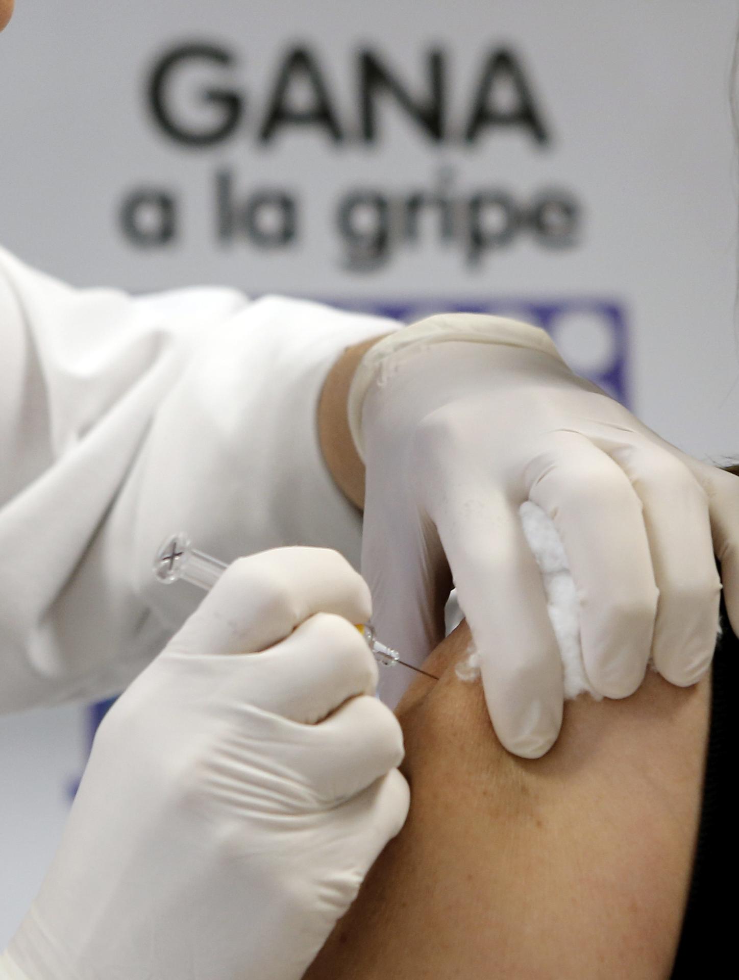 Imagen de archivo de la administración de una vacuna contra la gripe. EFE/ Juan Carlos Cárdenas