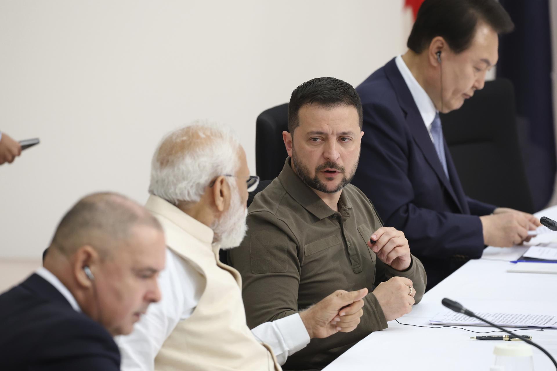 India's Prime Minister Narendra Modi, (2-L) and Ukraine President Volodymyr Zelenskyy talk while attending, as guests, a session during the G7 Hiroshima Summit in Hiroshima, Japan, 21 May 2023. EFE/EPA/JAPAN POOL JAPAN OUT EDITORIAL USE ONLY/
