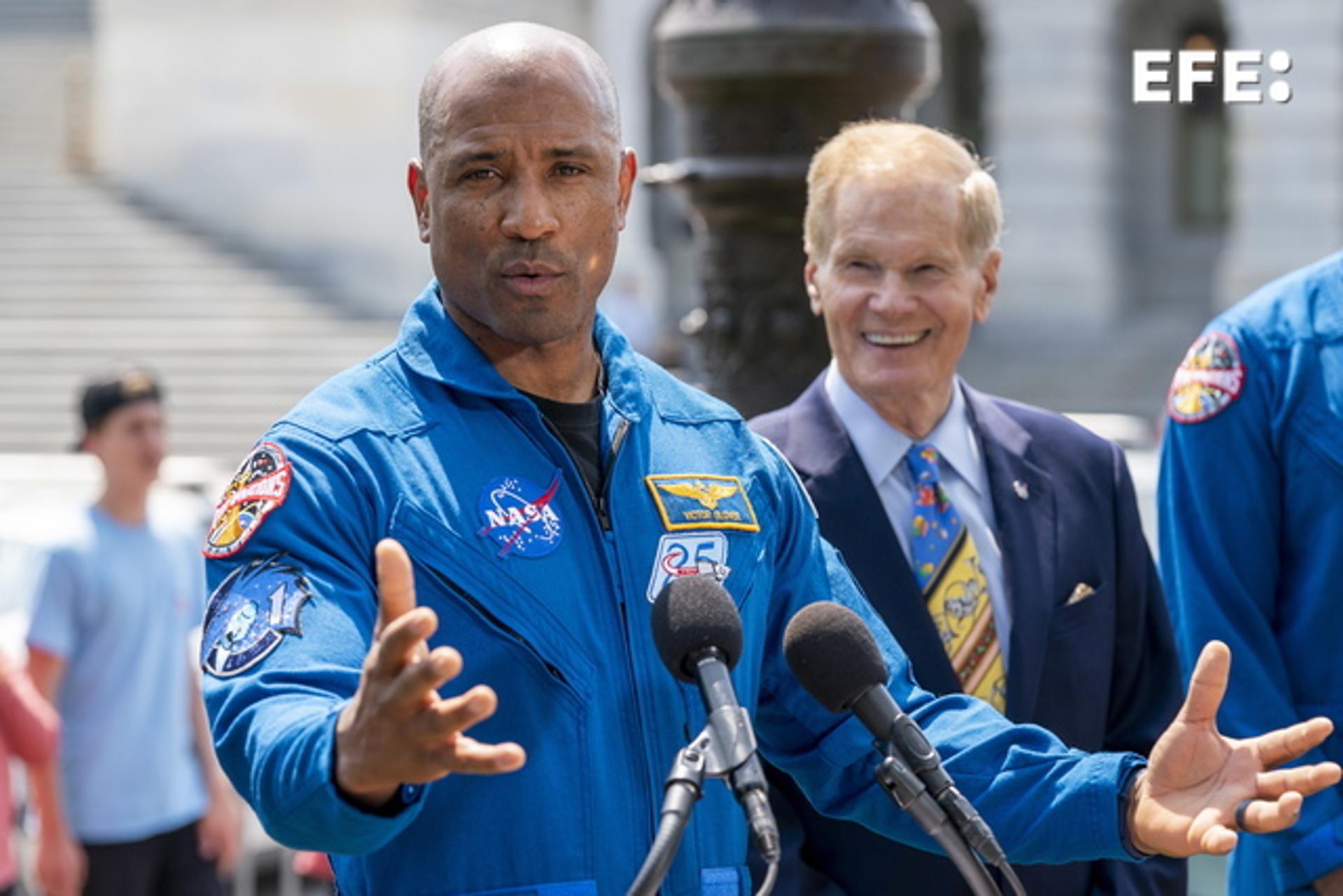 Washington (United States), 18/05/2023.- National Aeronautics and Space Administration (NASA) astronaut Victor Glover (L), with NASA Administrator Bill Nelson (R), delivers remarks during a NASA press conference on NASA's Artemis II mission to fly around the moon at the US Capitol in Washington, DC, USA, 18 May 2023. EFE/EPA/SHAWN THEW

