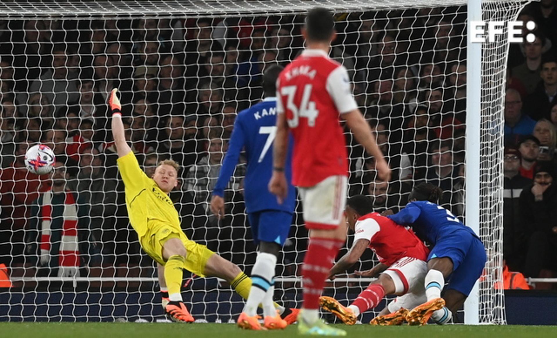 Chelsea's Noni Madueke (R in blue) scores against Arsenal during a Premier League match in London on 2 May 2023. EFE/EPA/NEIL HALL EDITORIAL USE ONLY. No use with unauthorized audio, video, data, fixture lists, club/league logos or 'live' services. Online in-match use limited to 120 images, no video emulation. No use in betting, games or single club/league/player publications.

