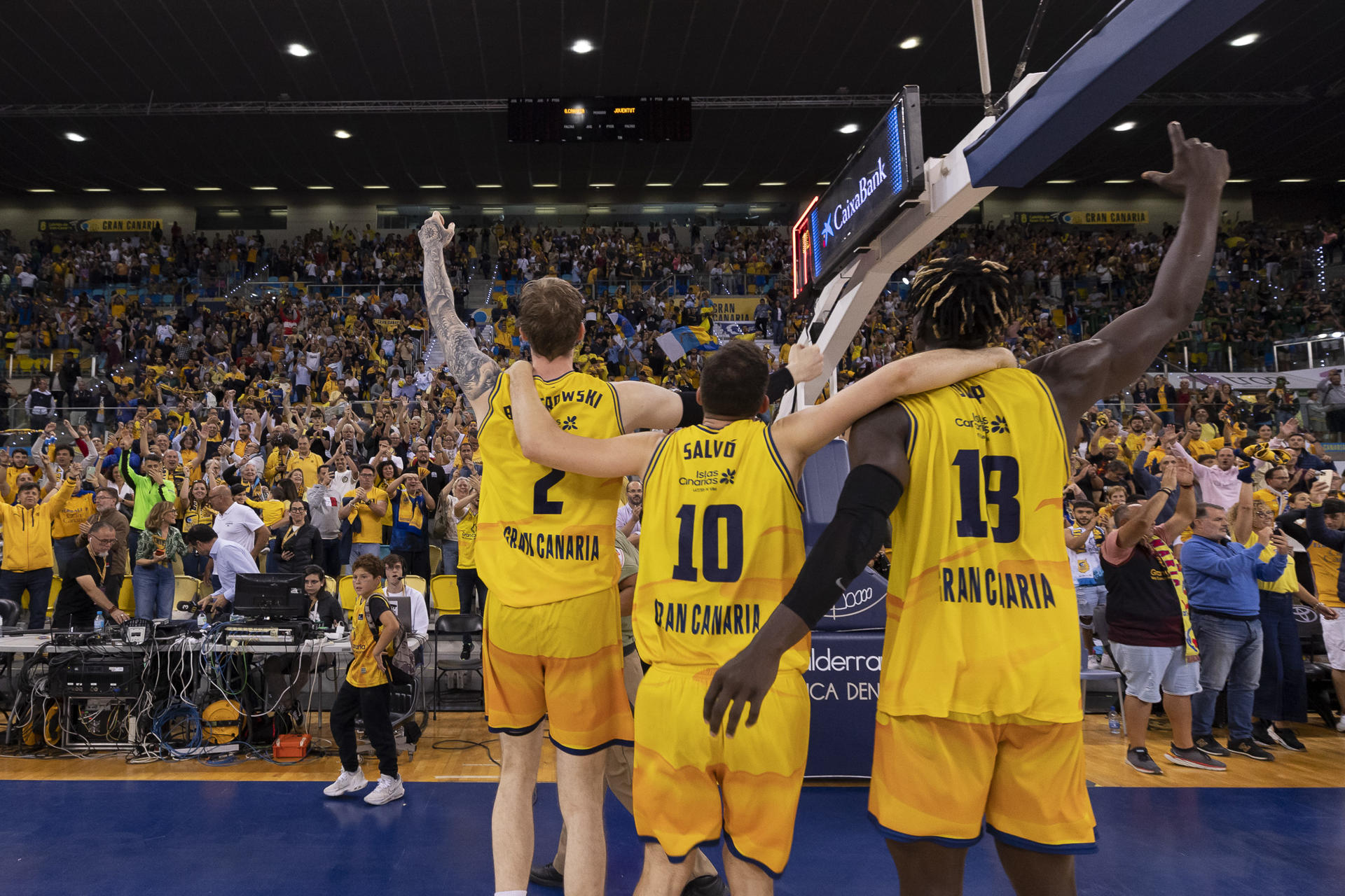 Foto de archivo: Los jugadores del Gran Canaria celebran la victoria ante el Joventut en la semifinal de la Eurocopa de baloncesto, disputada el pasado 26 de abril. EFE/Quique Curbelo