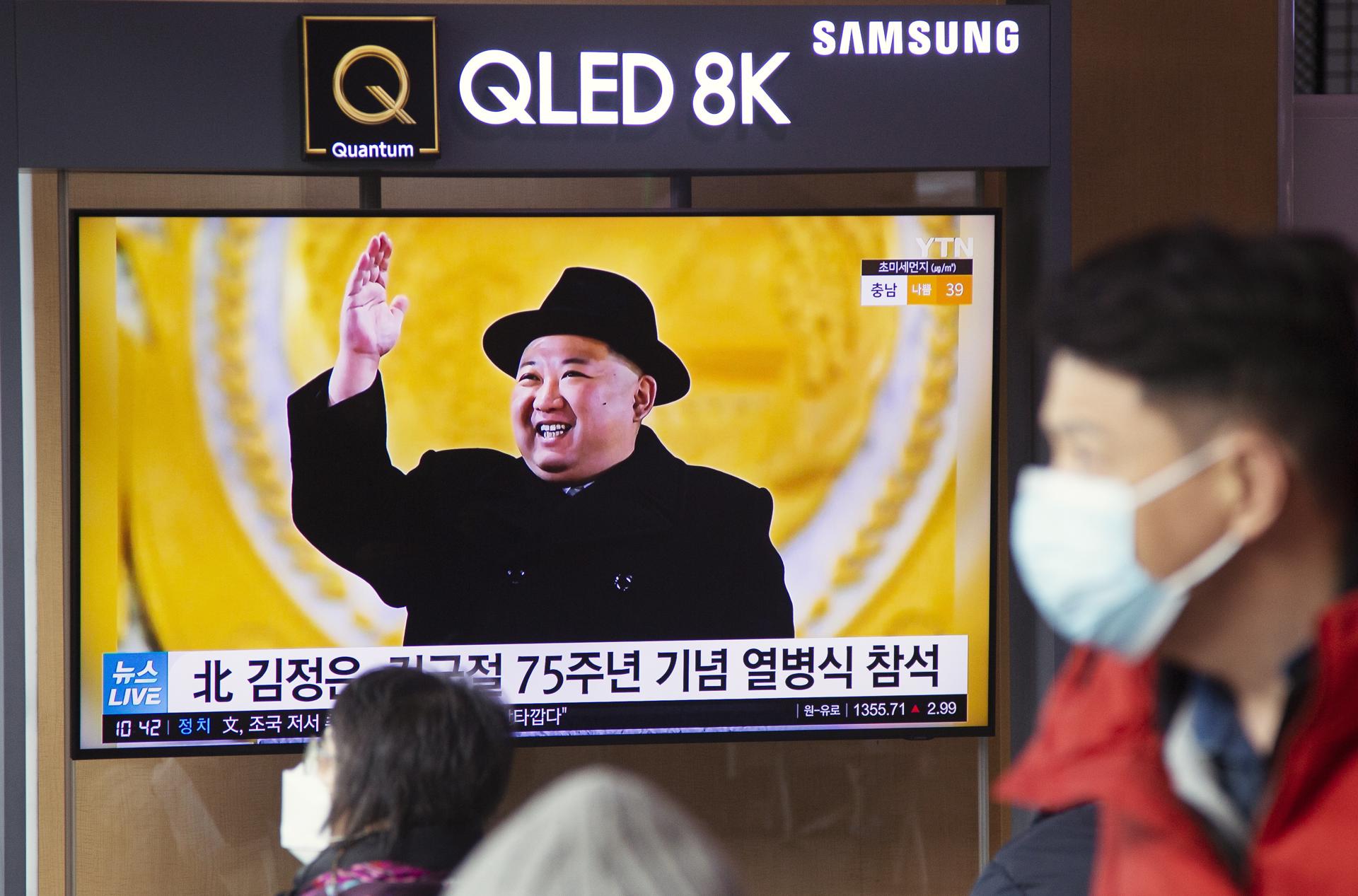 People watch the a news report pertaining to the celebration in North Korea of the founding anniversary of the Korean People's Army, at a station in Seoul, South Korea, 09 February 2023. EFE-EPA FILE/JEON HEON-KYUN