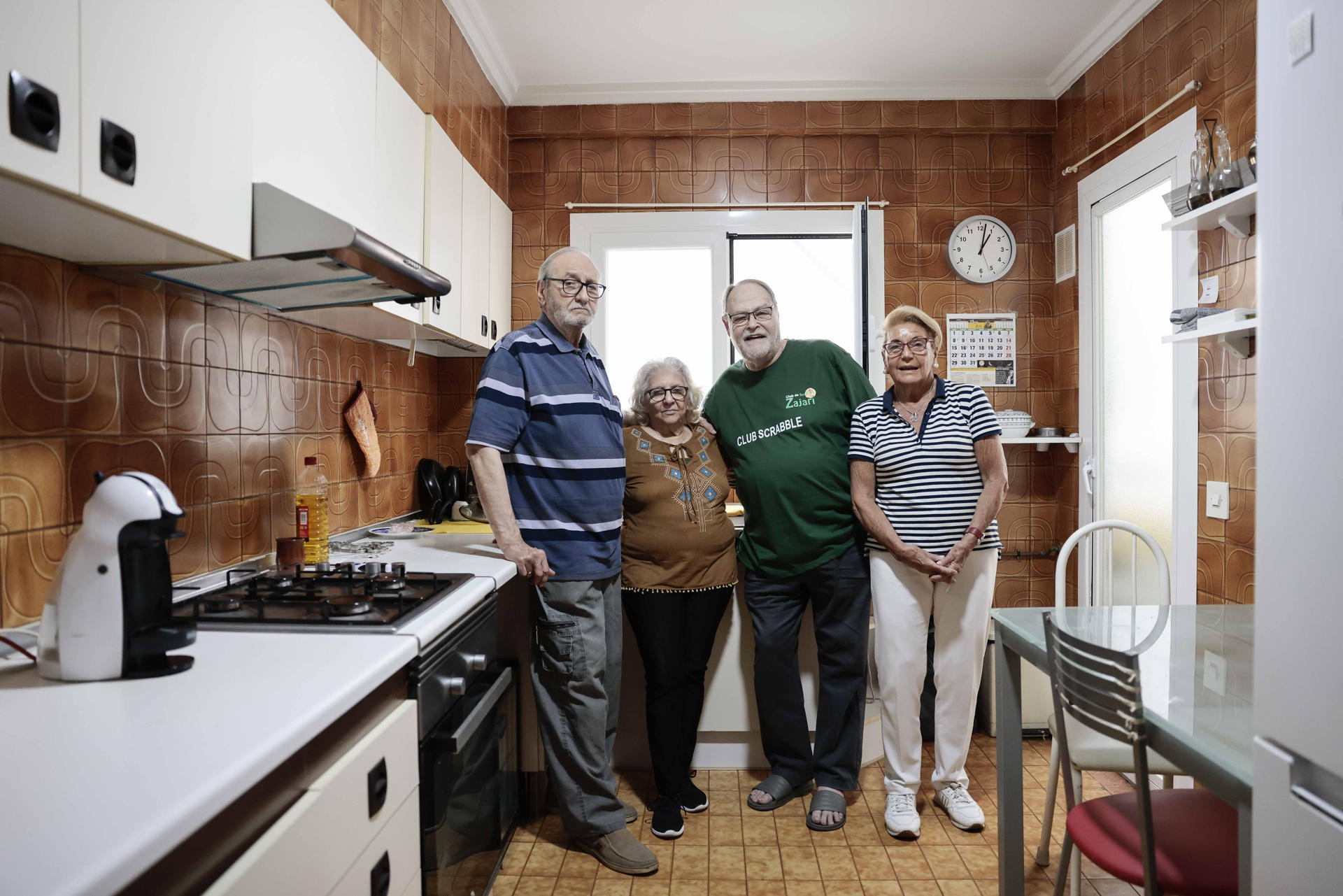 A sus más de 70 años y con pensiones bajas no podían "ni soñar" con pagar un alquiler para ellos solos, ni con comprar una vivienda, pero Paco (i) , Mamen (d) , Vicente (d) y Carmen (i) han hallado en el piso que comparten en València un respiro para su economía, "camaradería" para aguantar los "palos" de la vida y una red de apoyo que comparan con "una familia numerosa".EFE/ Ana Escobar