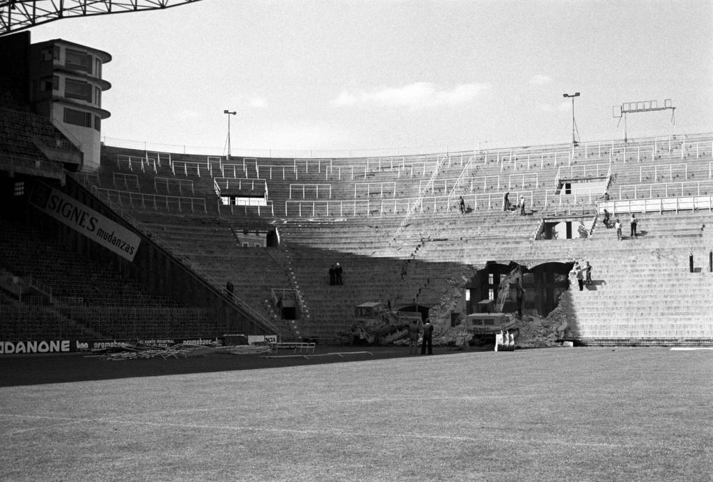 Una excavadora trabaja en unas obras en el estadio Mestalla, en una imagen de 1978. EFE/jgb

