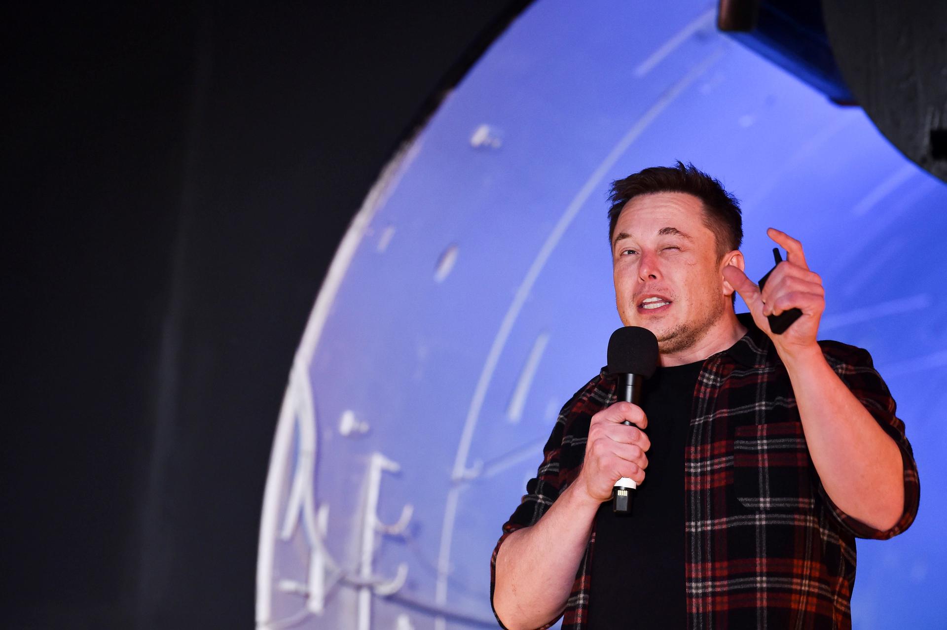 Elon Musk, co-founder and chief executive officer of Tesla Inc., speaks during an unveiling event for the Boring Company Hawthorne tunnel in Hawthorne, California, USA, 18 December 2018. EPA/ROBYN BECK / POOL/FILE
