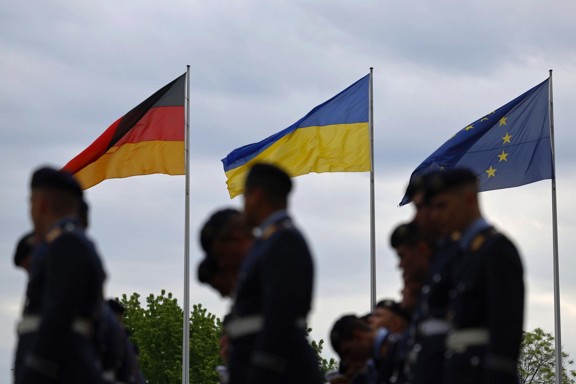 Soldiers of a German Armed Forces honor guard march up in front of flags hoisted prior to the arrival of the Ukrainian President Volodymyr Zelensky at the Chancellery in Berlin, Germany, on 14 May 2023. EFE-EPA/HANNIBAL HANSCHKE
