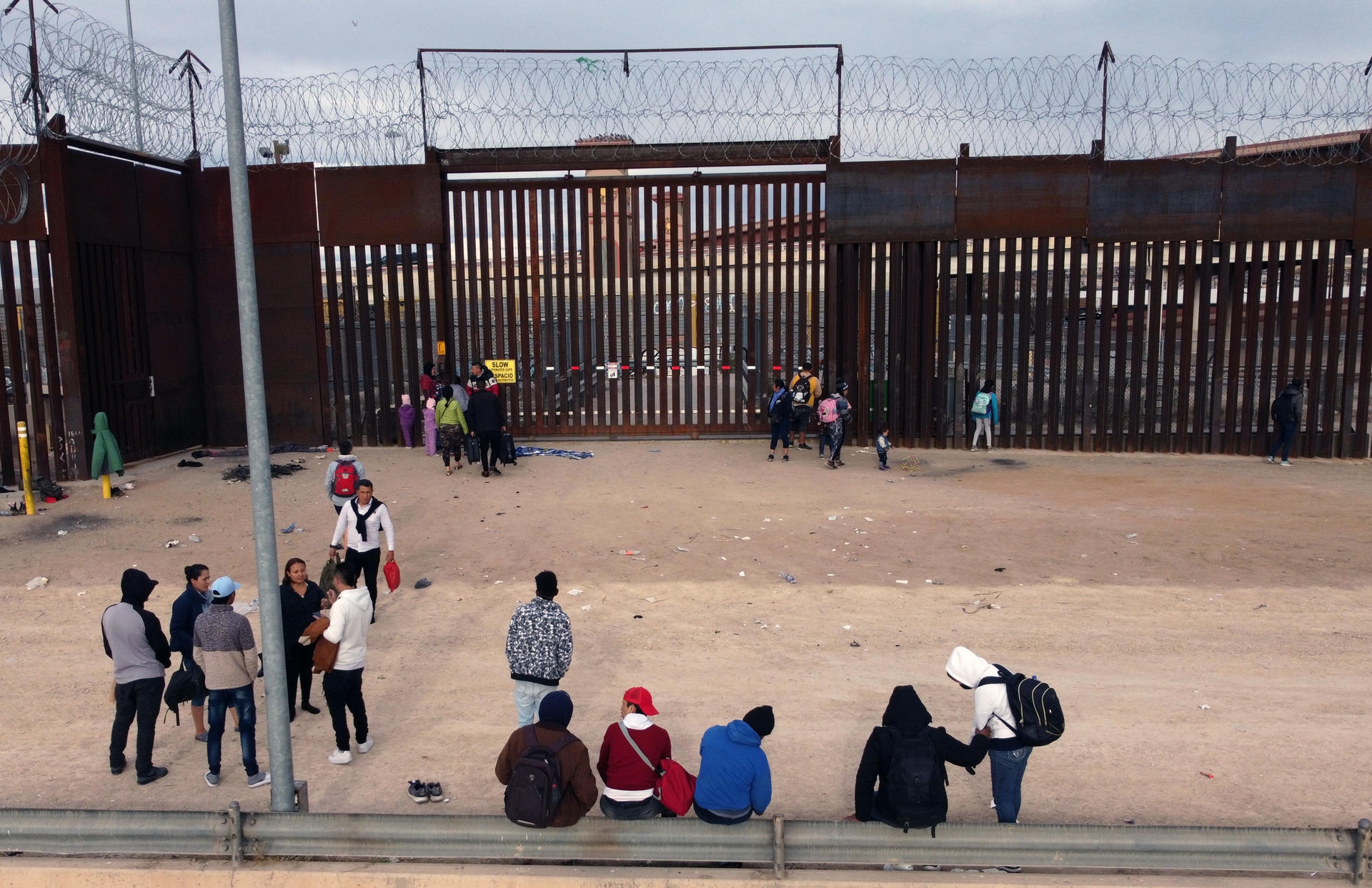 Migrantes permanecen en el muro fronterizo, en Ciudad Juárez, estado de Chihuahua (México), en una fotografía de archivo. EFE/Luis Torres