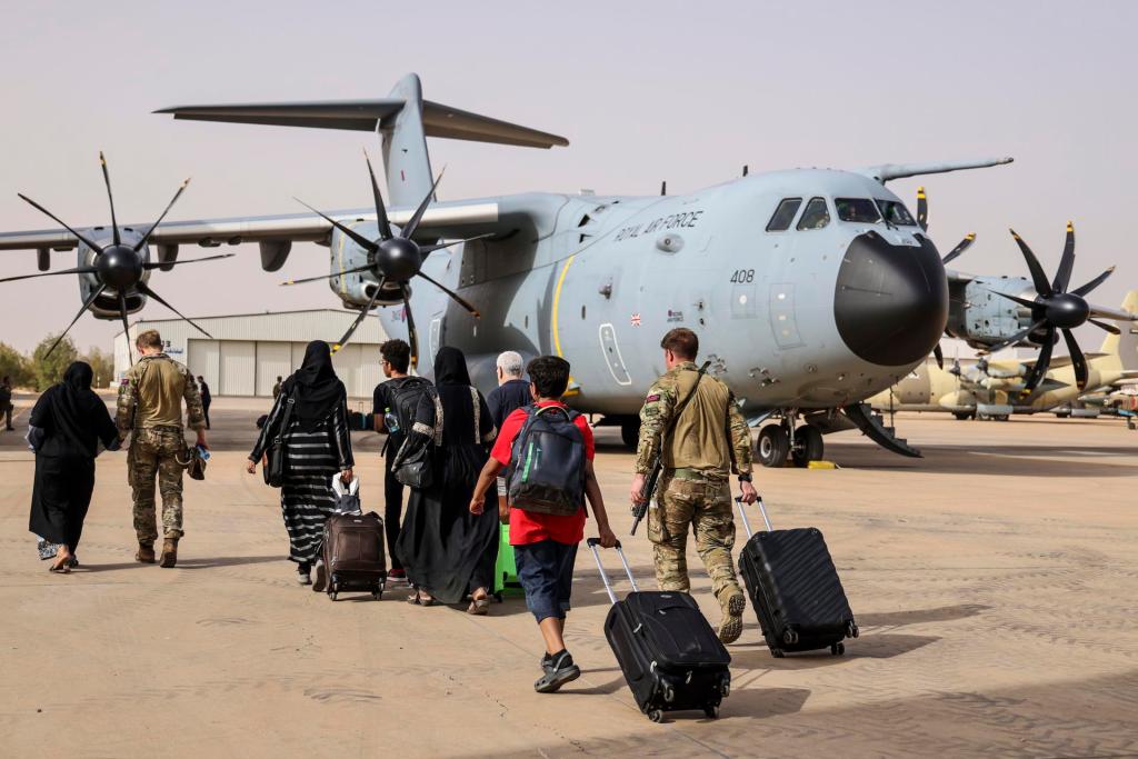 Imagen facilitada por el Ministerio de Defensa británico de ciudadanos británicos evacuados al Aeropuerto Internacional de Larnaca en Kartoum, Sudán, donde se ha alcanzado un nuevo acuerdo de tregua de siete días.