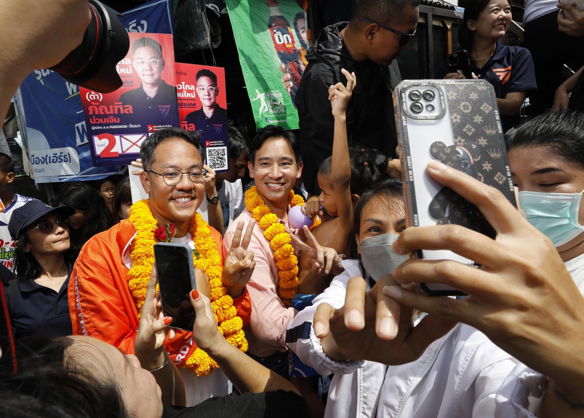 The Move Forward Party's prime ministerial candidate Pita Limjaroenrat (C) poses for photos with supporters during the final election campaign mass rally, ahead of the general election, in Bangkok, Thailand, 13 May 2023. EFE-EPA/NARONG SANGNAK
