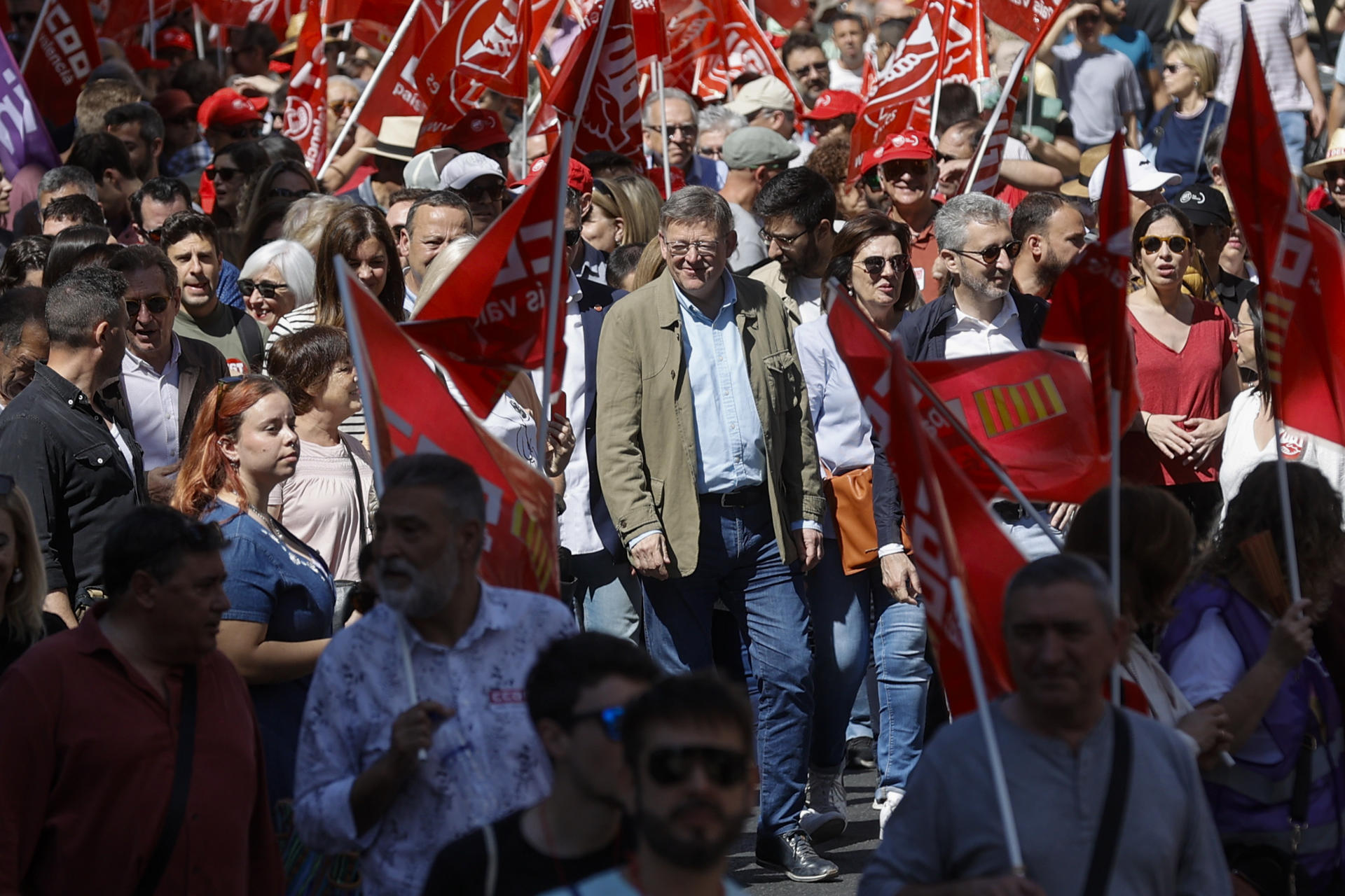 GRAFCVA3089. VALENCIA, 01/05/2023.- El president de la Generalitat, Ximo Puig, durante la manifestación convocada por los sindicatos CCOO y UGT-PV para celebrar el Día Internacional de los Trabajadores, bajo el lema "Subir salarios, bajar precios y repartir beneficios", este lunes en Valencia. EFE/Kai Försterling
