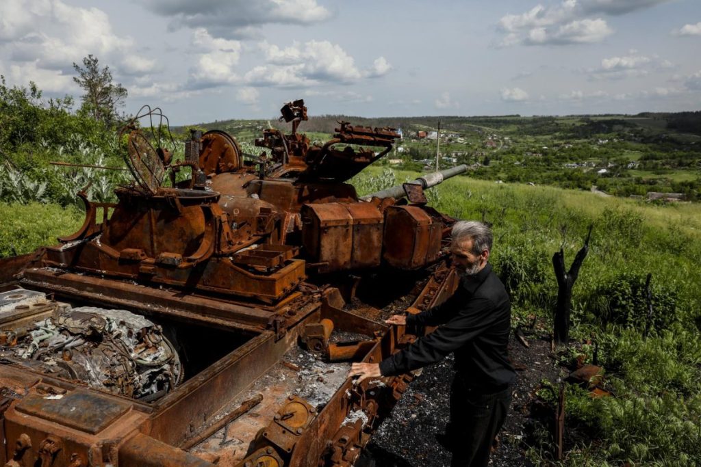 Imagen de archivo de un tanque ruso quemado en el pueblo de Bohorodychne, región de Donetsk. 