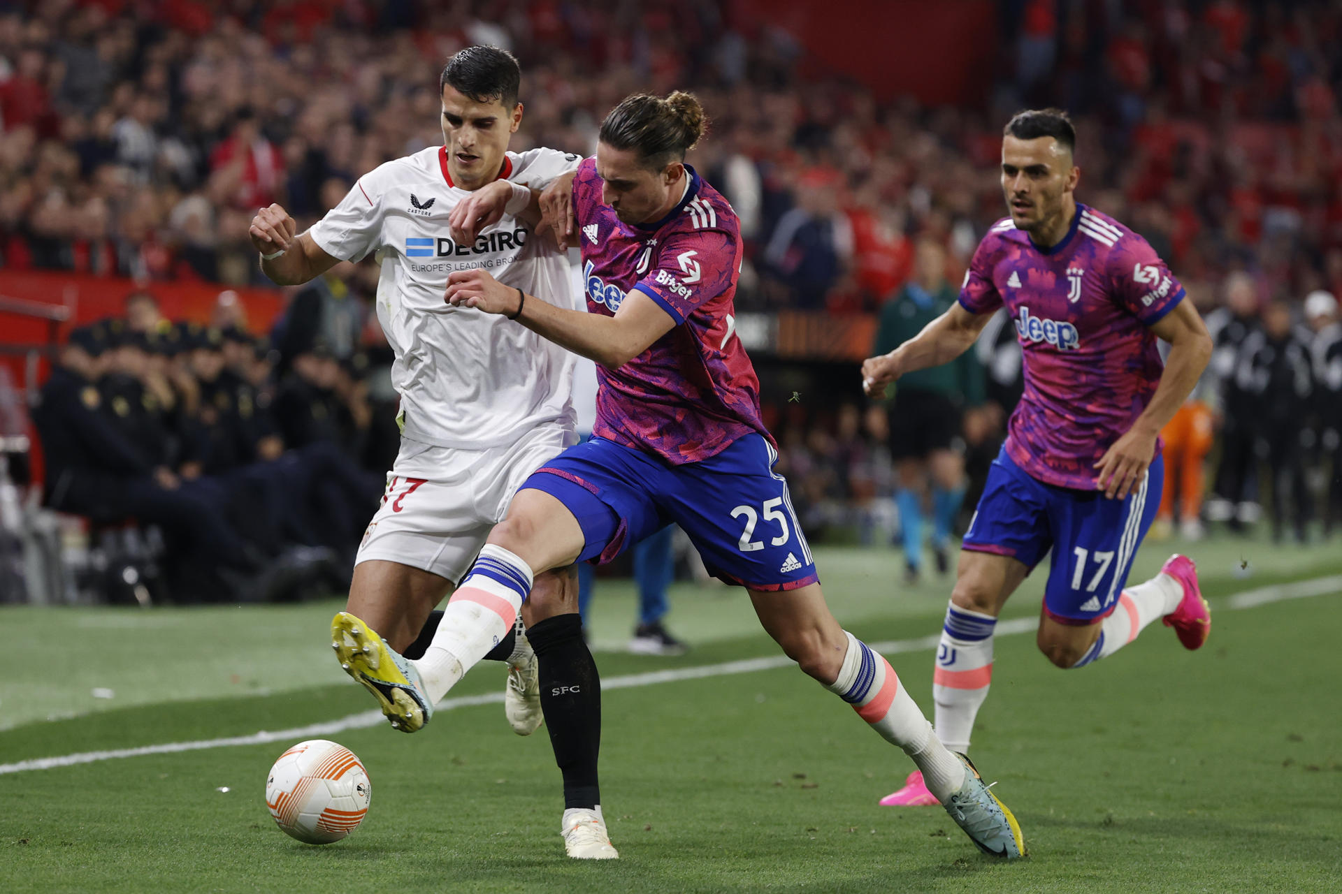 Sevilla midfielder Erik Lamela (L) vies for the ball with Adrien Rabiot of Juventus during the Europa League semifinal second leg in Seville, Spain, on 18 May 2023. EFE/Julio Muñoz
