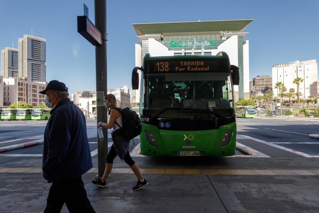 File photo of a bus at the Santa Cruz de Tenerife interchange.  EFE/Ramon de la Rocha
