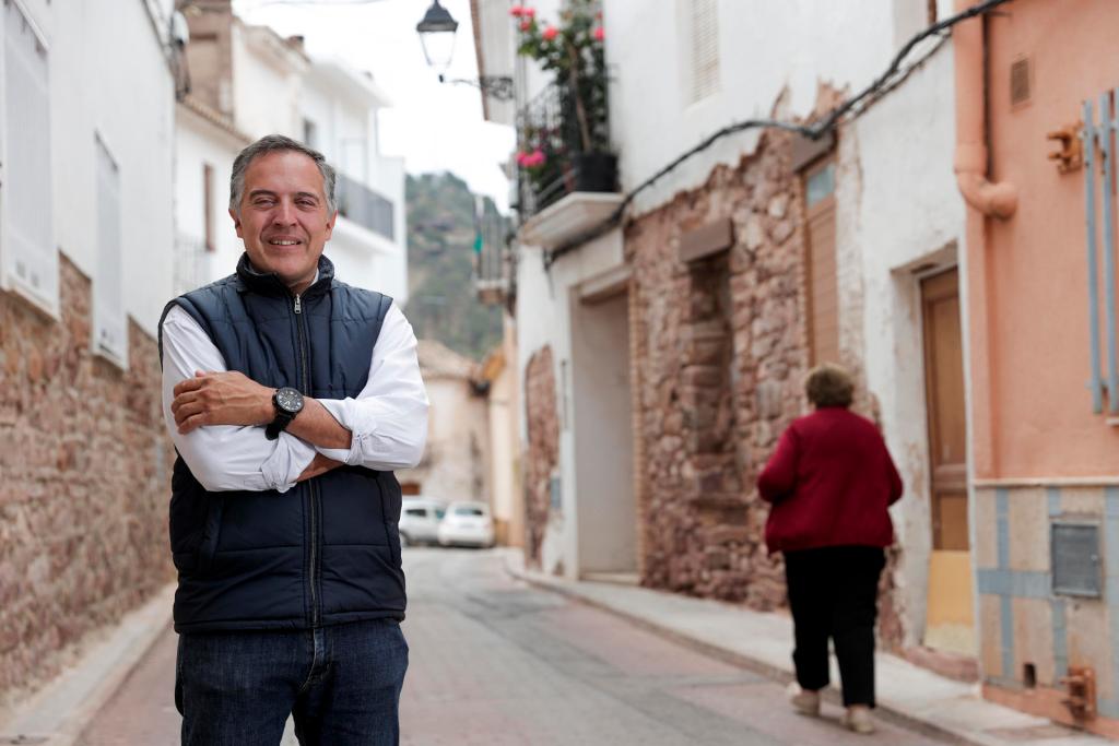 En la imagen, el caraqueño Jorge Barroso fue concejal en el municipio de Sucre (Venezuela) y ahora retoma en España su "pasión" por la política en las elecciones municipales del 28 de mayo, como cabeza de la lista del PP en Segart (Valencia). EFE/ Manuel Bruque

