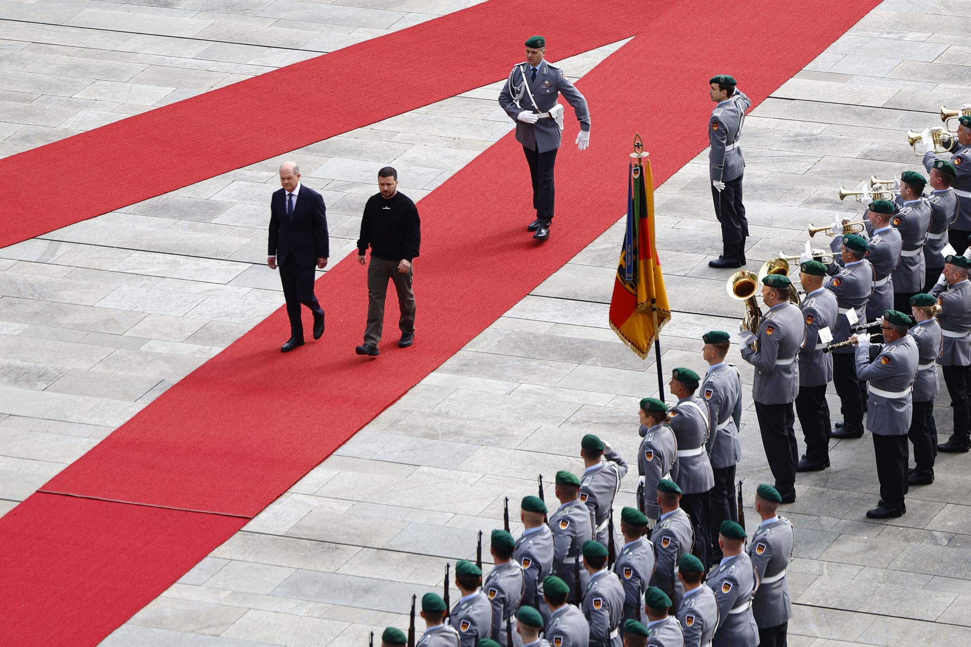 Ukrainian President Volodymyr Zelensky (2-L) and German Chancellor Olaf Scholz (L) pass a honor guard of the German Armed Forces upon Zelensky's arrival at the Chancellery in Berlin, Germany, on 14 May 2023. EFE-EPA/HANNIBAL HANSCHKE
