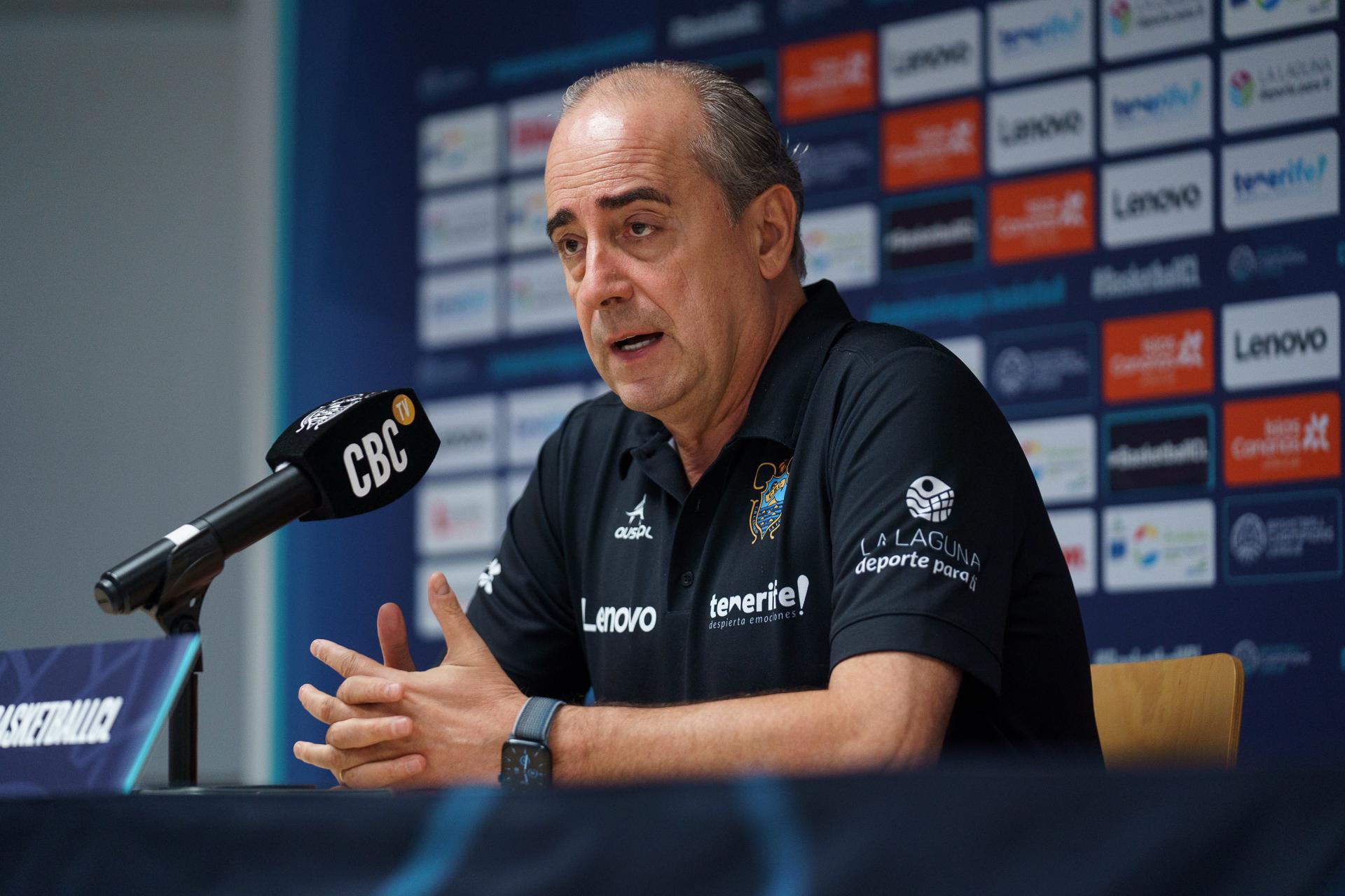 El entrenador del Lenovo Tenerife, Txus Vidorreta, ofreció este miércoles una rueda de prensa previa a la final a cuatro de la Liga de Campeones del próximo viernes. EFE/Ramón de la Rocha