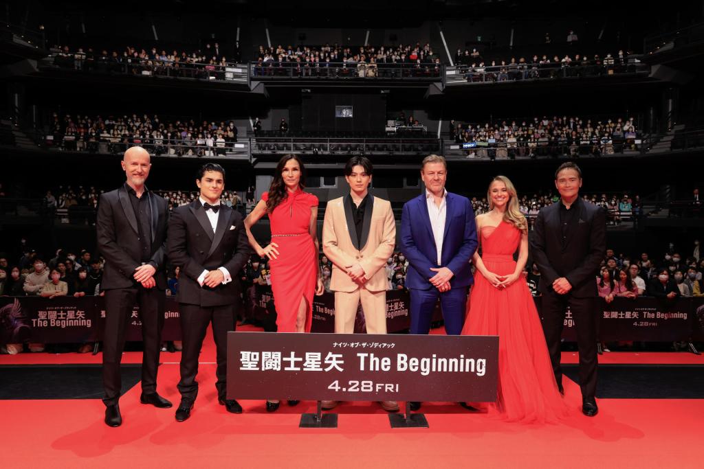 Fotografía cedida por CTMG donde aparece el elenco de la película "Knights of the Zodiac" mientras posan en la alfombra roja de su estreno el 19 de abril, en Tokio (Japón). EFE/CTMG
