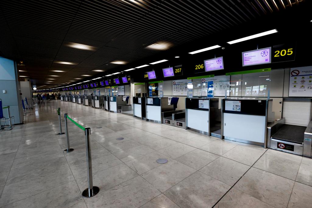 View of the Air Europa check-in counters this Monday at the Barajas airport in Madrid during the first of eight new days of strike by the company's pilots until June 2, which today canceled 14 flights from its scheduled schedule .  EFE/ Javier Lizón