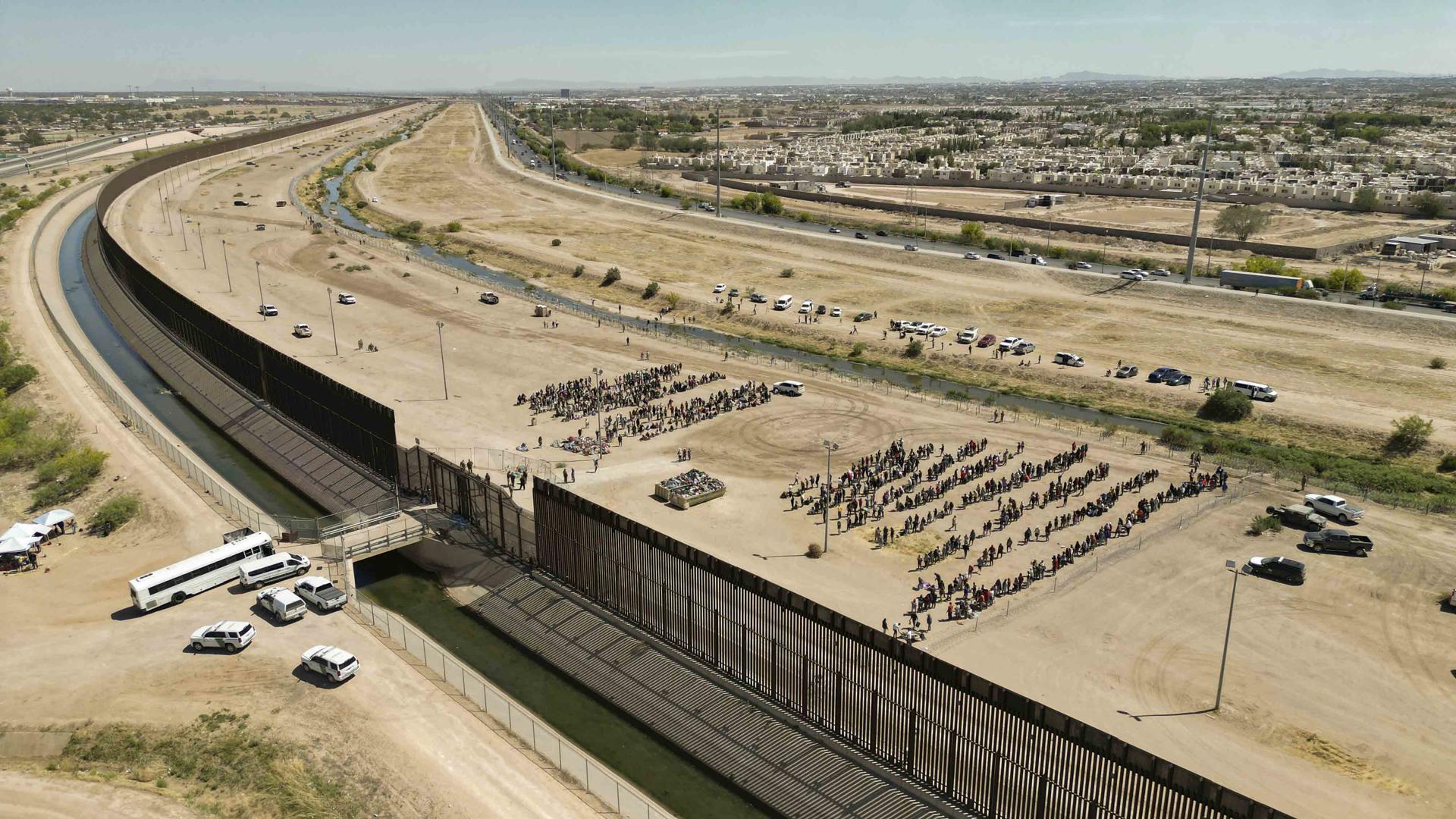 Fotografía aérea muestra a cientos de migrantes mientras esperan junto al muro fronterizo en El Paso, Texas (EE.UU). EFE/Jonathan Fernández