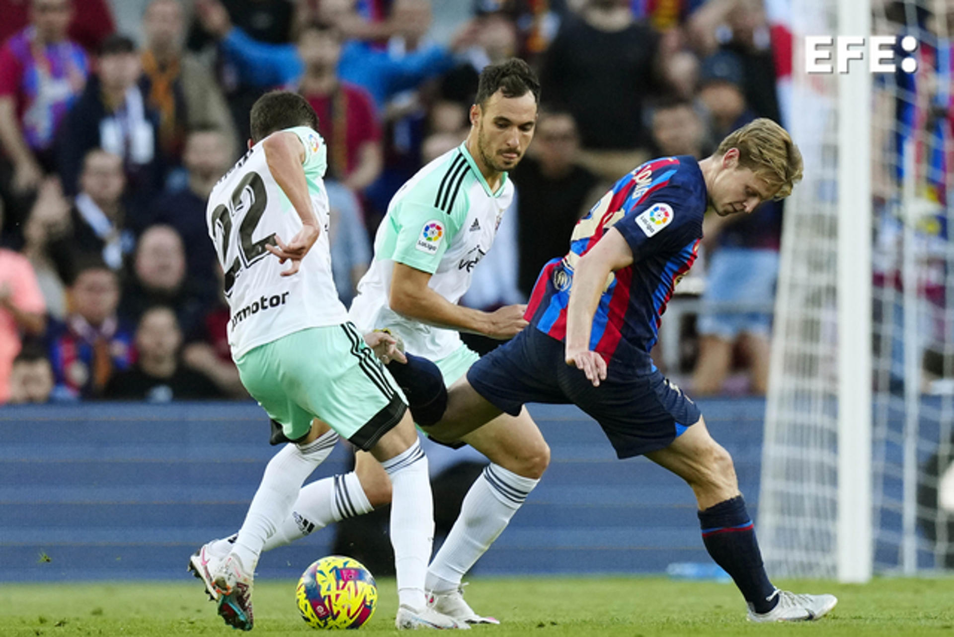 FC Barcelona midfielder Frenkie de Jong (R) battles Osasuna's Aimar Oroz during a LaLiga match at Spotify Camp Nou in Barcelona on 2 May 2023. EFE/Enric Fontcuberta
