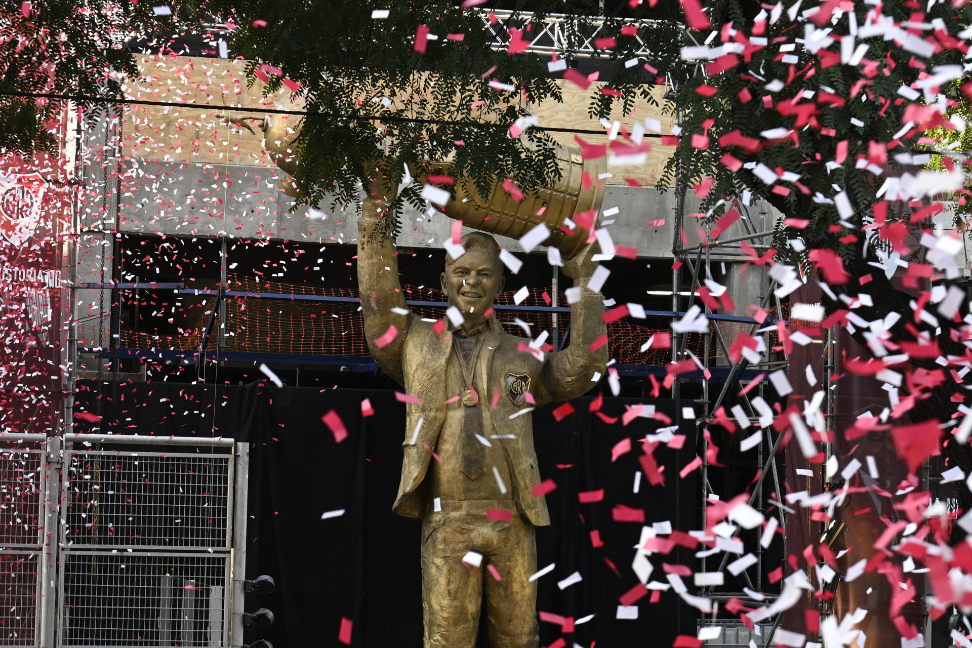 La estatua en honor al exfutbolista y entrenador argentino Marcelo Gallardo es develada hoy durante el homenaje que le realizó el club River Plate, en los alrededores del Estadio Monumental de Núñez, en Buenos Aires (Argentina). EFE/Diego Haliasz