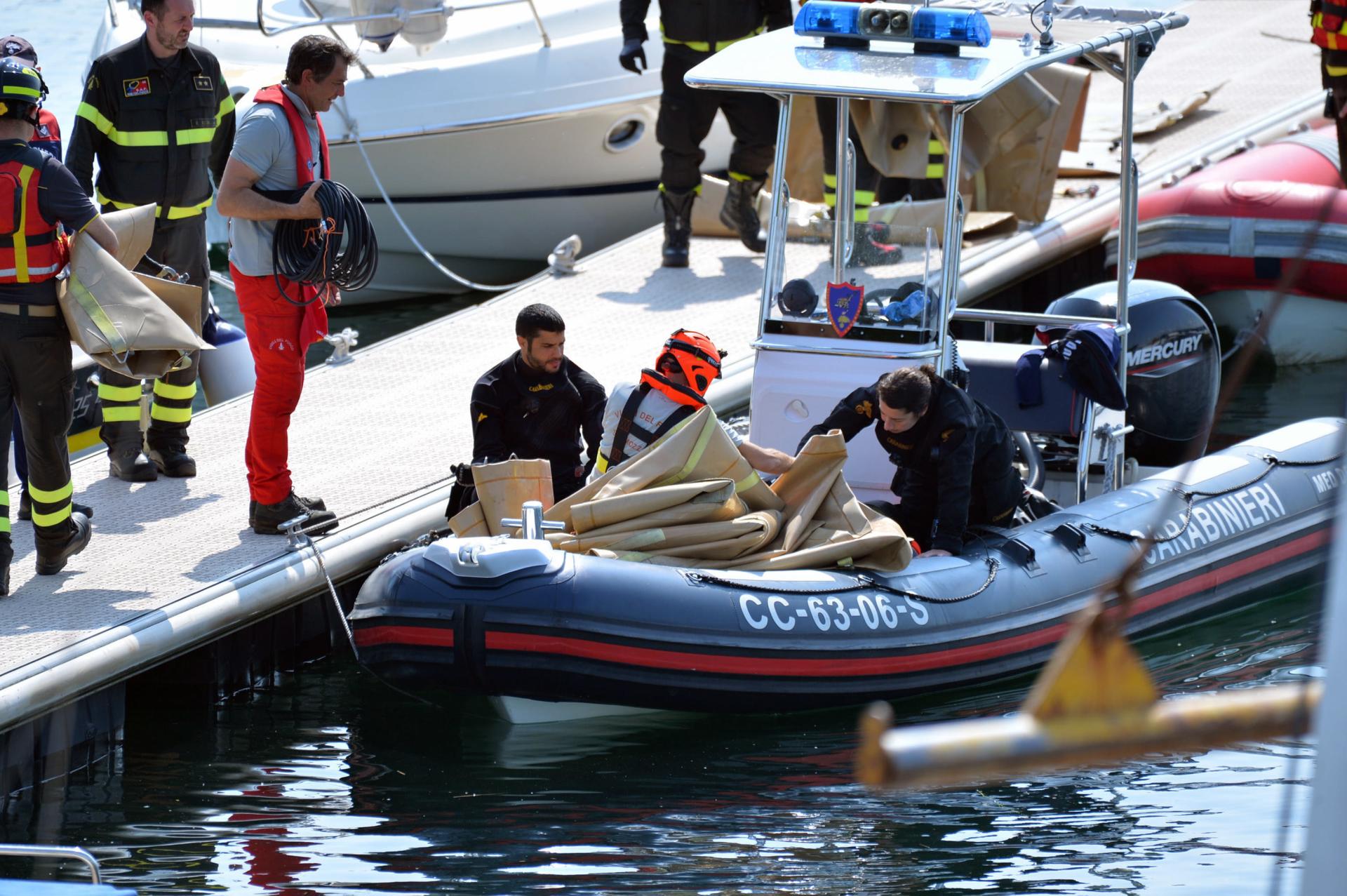 Carabinieri and fire brigade officers take part in the search and rescue operation in Lake Maggiore after a tourist boat capsized near Lisanza (Varese), northern Italy, 29 May 2023. EFE/EPA/PURICELLI
