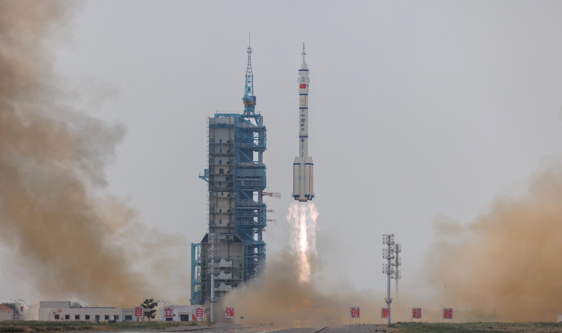 A Long March-2F carrier rocket with a Shenzhou-16 manned space flight lifts off during launch at the Jiuquan Satellite Launch Centre, in Jiuquan, Gansu province, China, 30 May 2023. The Shenzhou-16 manned space flight mission will transport three Chinese astronauts to the Tiangong space station. EFE-EPA/ALEX PLAVEVSKI
