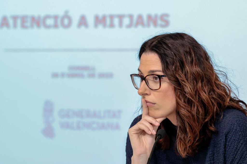 La vicepresidenta y portavoz del Gobierno valenciano, Aitana Mas, durante la rueda de prensa tras un pleno del Consell. EFE/ Ana Escobar
