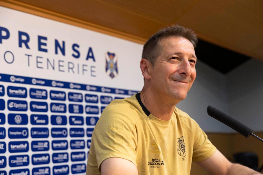 The CD Tenerife coach, Luis Miguel Ramis, appeared before the media on the occasion of the match that will measure his team against Real Zaragoza.  EFE/Miguel Barreto