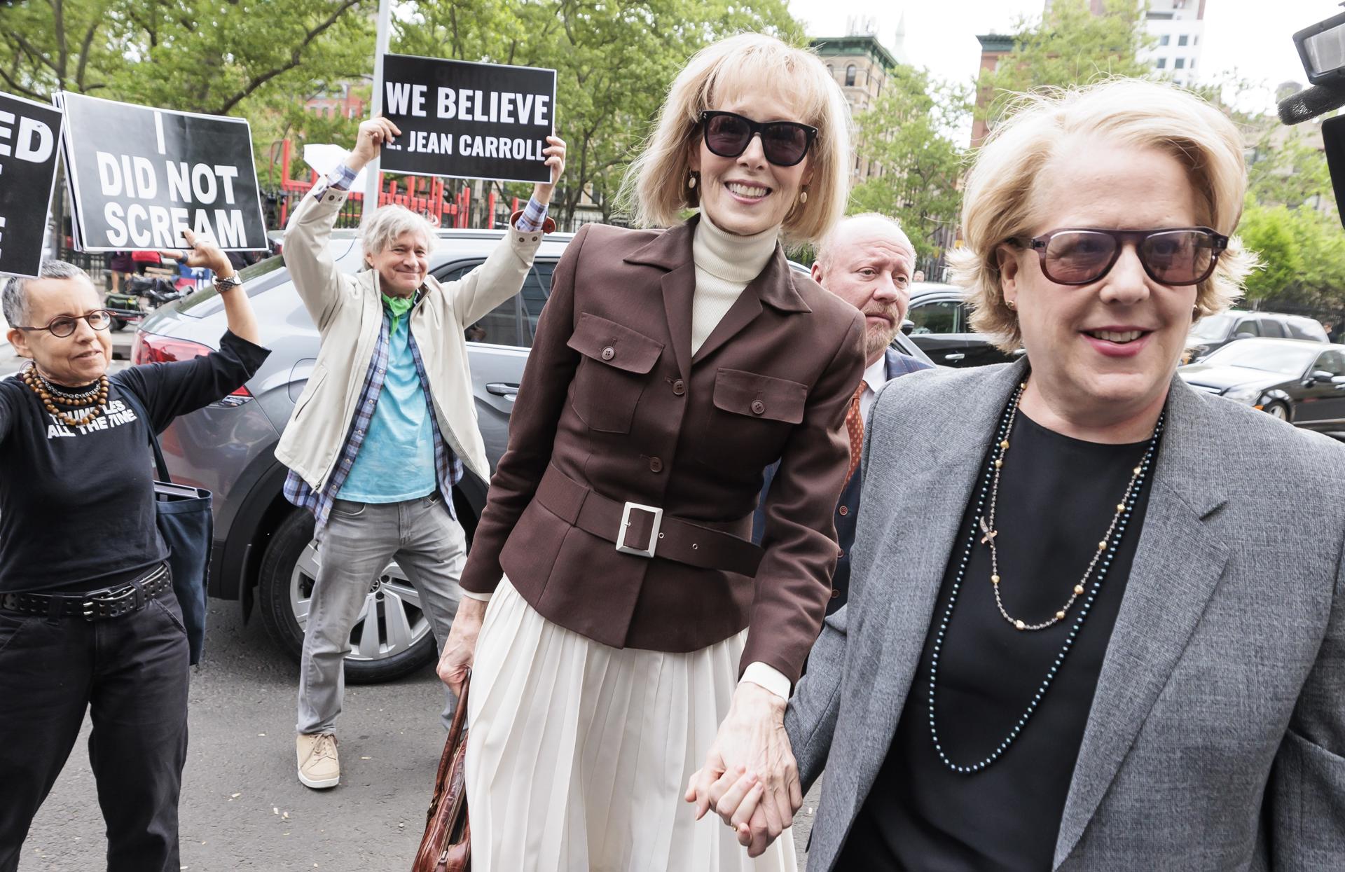 E. Jean Carroll (C) arrives at federal court in New York on May 9, 2023. EFE/EPA/JUSTIN LANE
