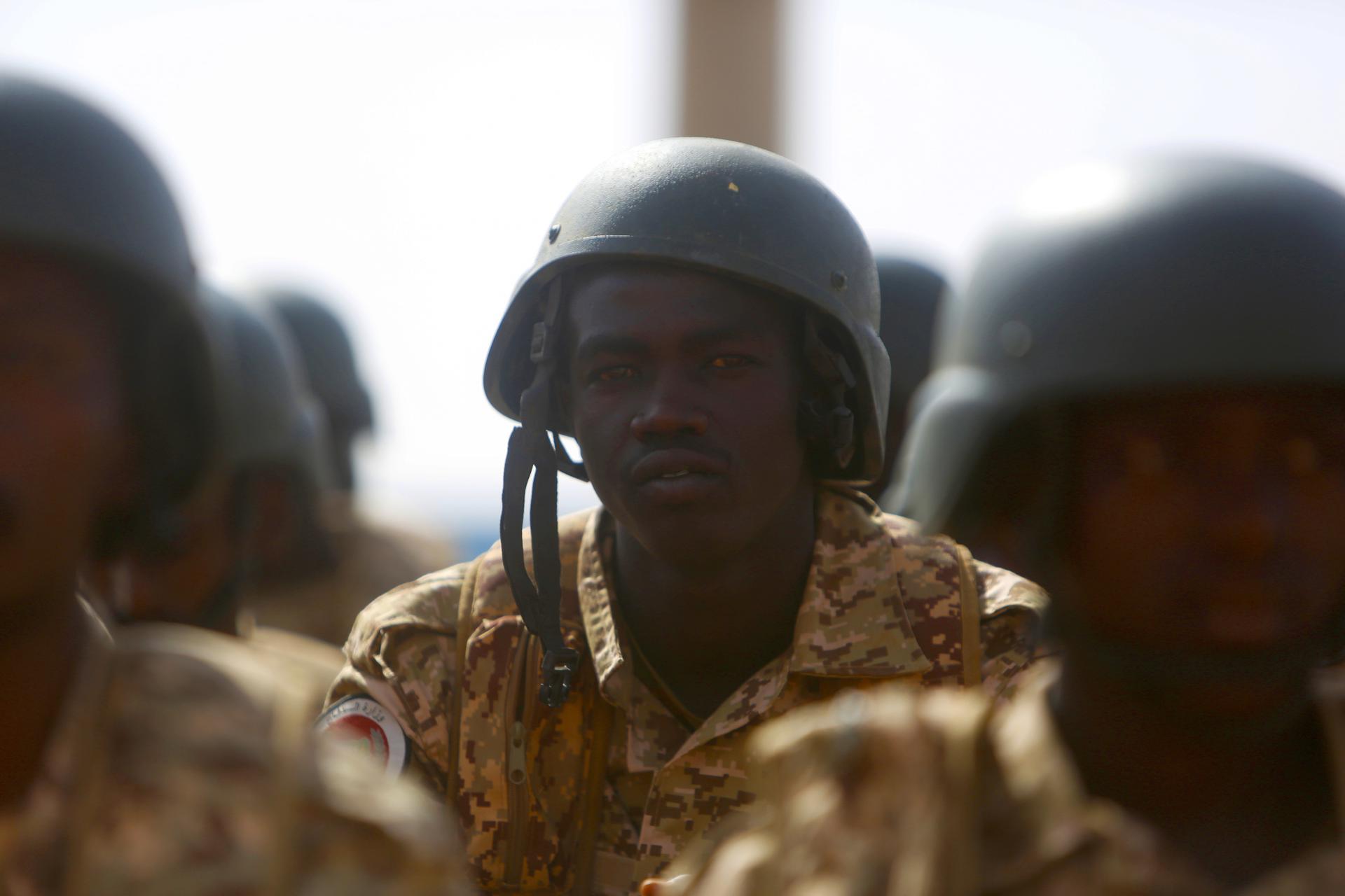 Efectivos del ejército sudanés esperan el inicio de unas maniobras militares