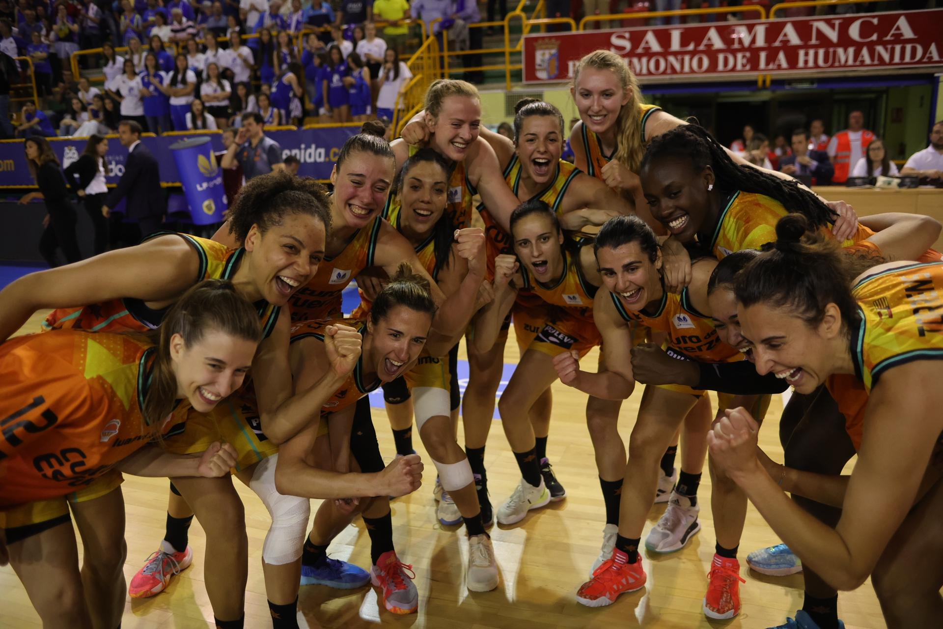 El Valencia Basket celebra su primera Liga de baloncesto femenino al vencer en un gran partido al Perfumerías Avenida (69-81), en una imagen de este domingo en Salamanca. EFE/JM García