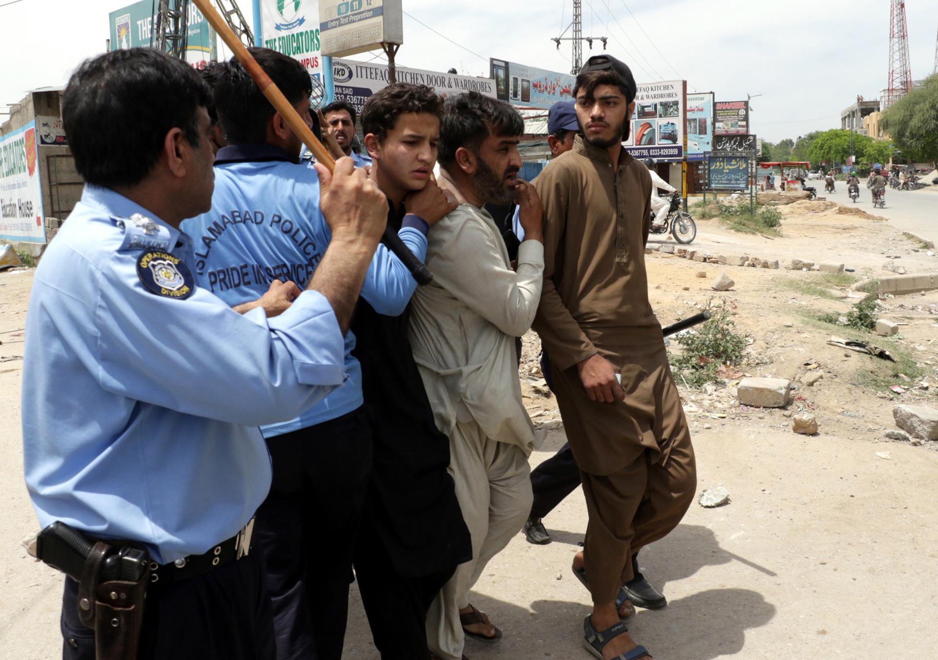 Security officials detain supporters of former prime minister and head of opposition party Pakistan Tehreek-e-Insaf (PTI) Imran Khan in Islamabad, Pakistan, 11 May 2023. EFE-EPA/SOHAIL SHAHZAD
