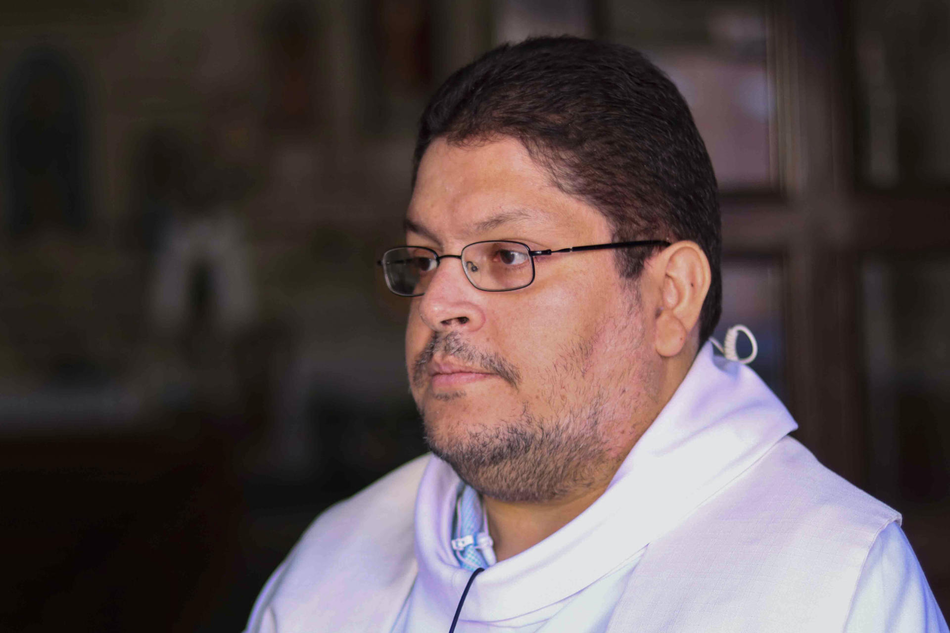 Daniel Mora, sacerdote de la Iglesia de Sagrado Corazón de Jesús, habla con EFE durante una entrevista realizada, el 8 de mayo 2023, en la sede de su iglesia en la ciudad de El Paso, Texas (EE.UU.). EFE/Jonathan Fernández