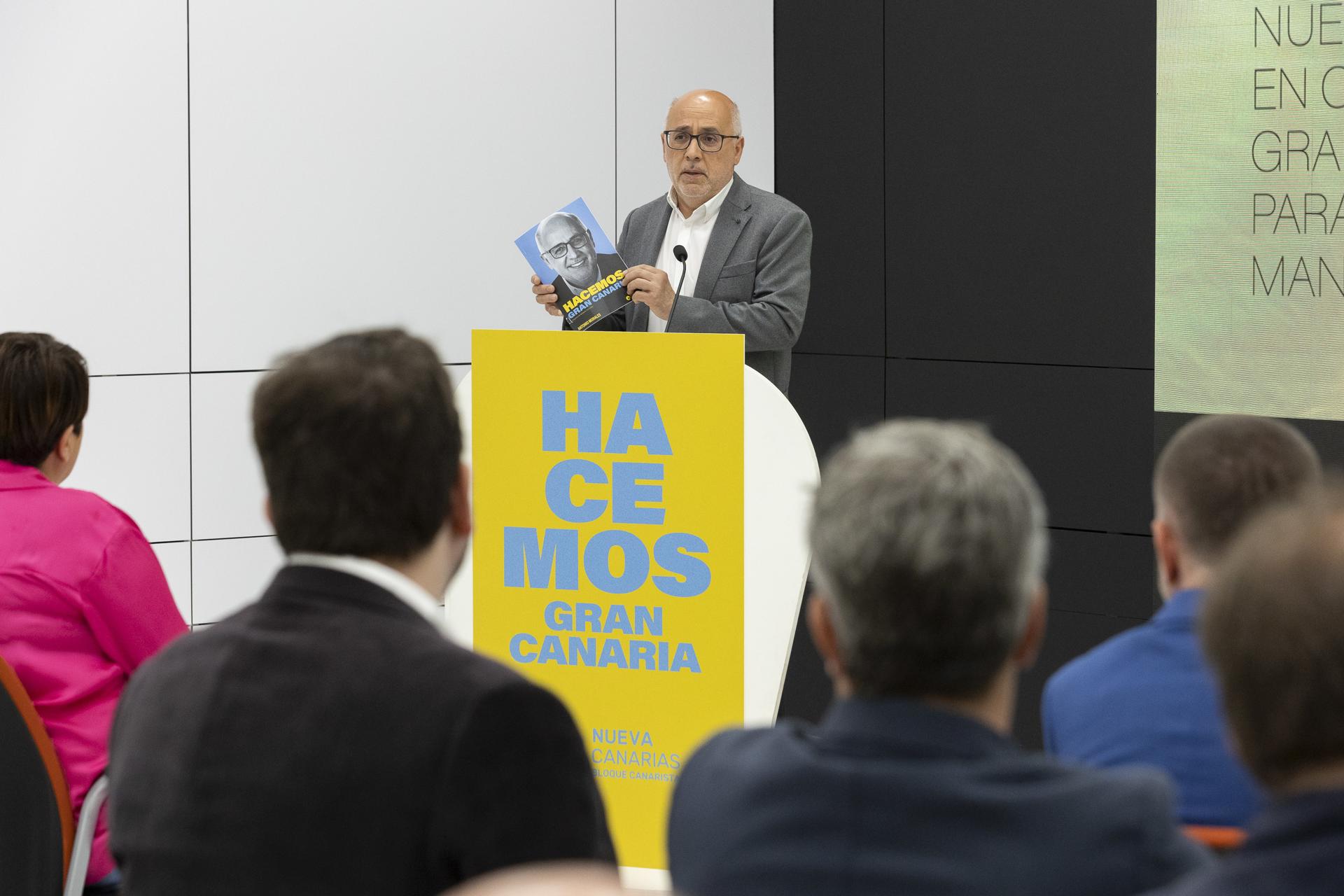 El candidato de Nueva Canarias a la reelección como presidente del Cabildo de Gran Canaria, Antonio Morales, presenta su programa electoral acompañado por miembros de su lista. EFE/Quique Curbelo