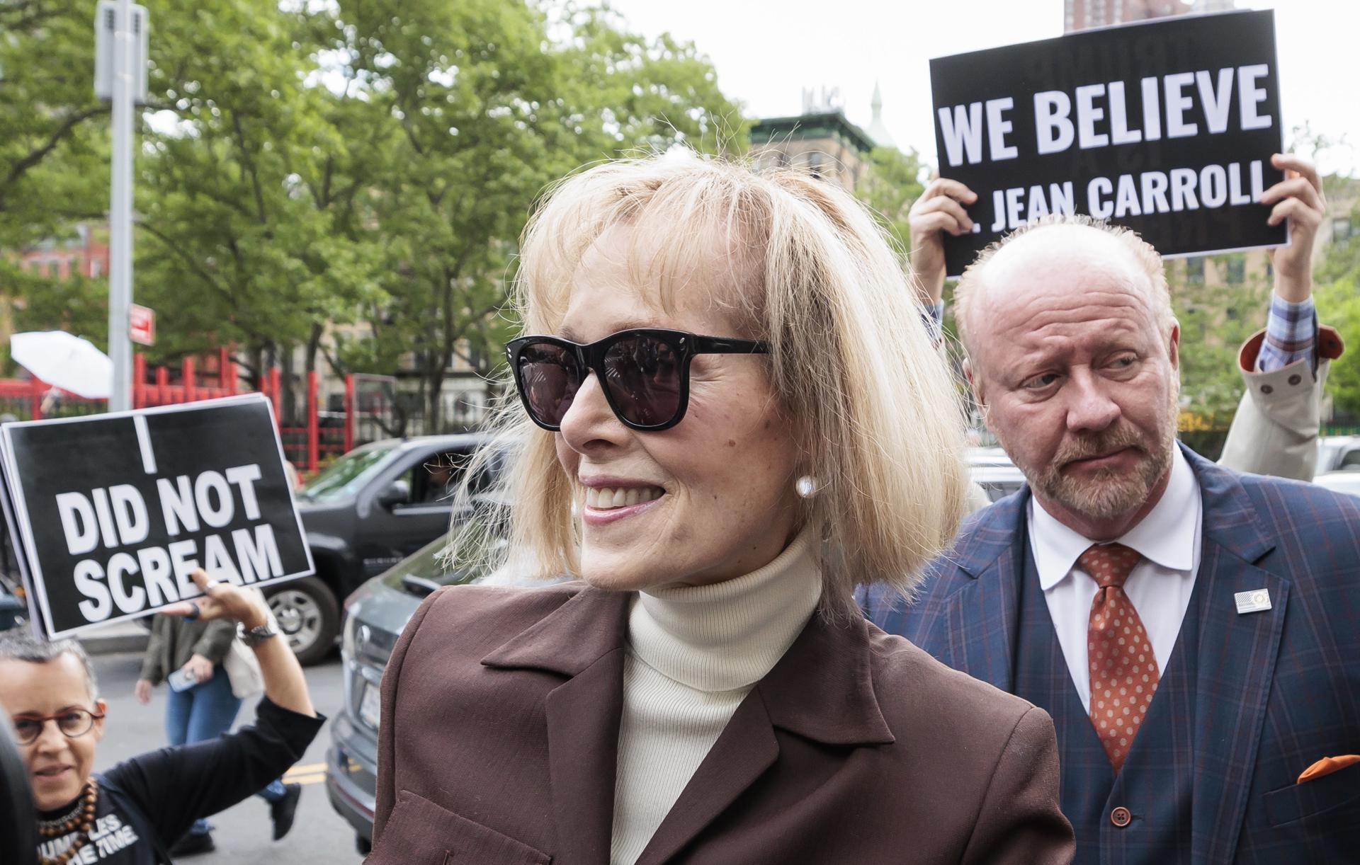 E. Jean Carroll (C) arrives at federal court in New York on May 9, 2023. EFE/EPA/JUSTIN LANE