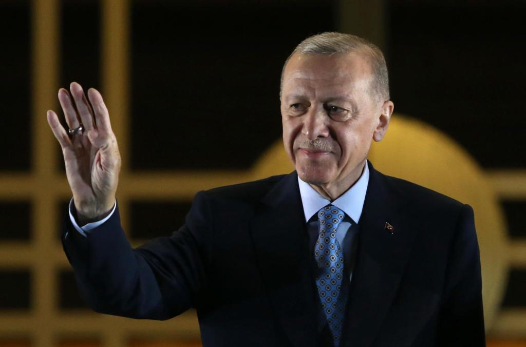El presidente turco, Recep Tayyip Erdogan, saluda a sus seguidores después de ganar la segunda vuelta de las elecciones presidenciales celebradas el domingo, 28 de mayo.