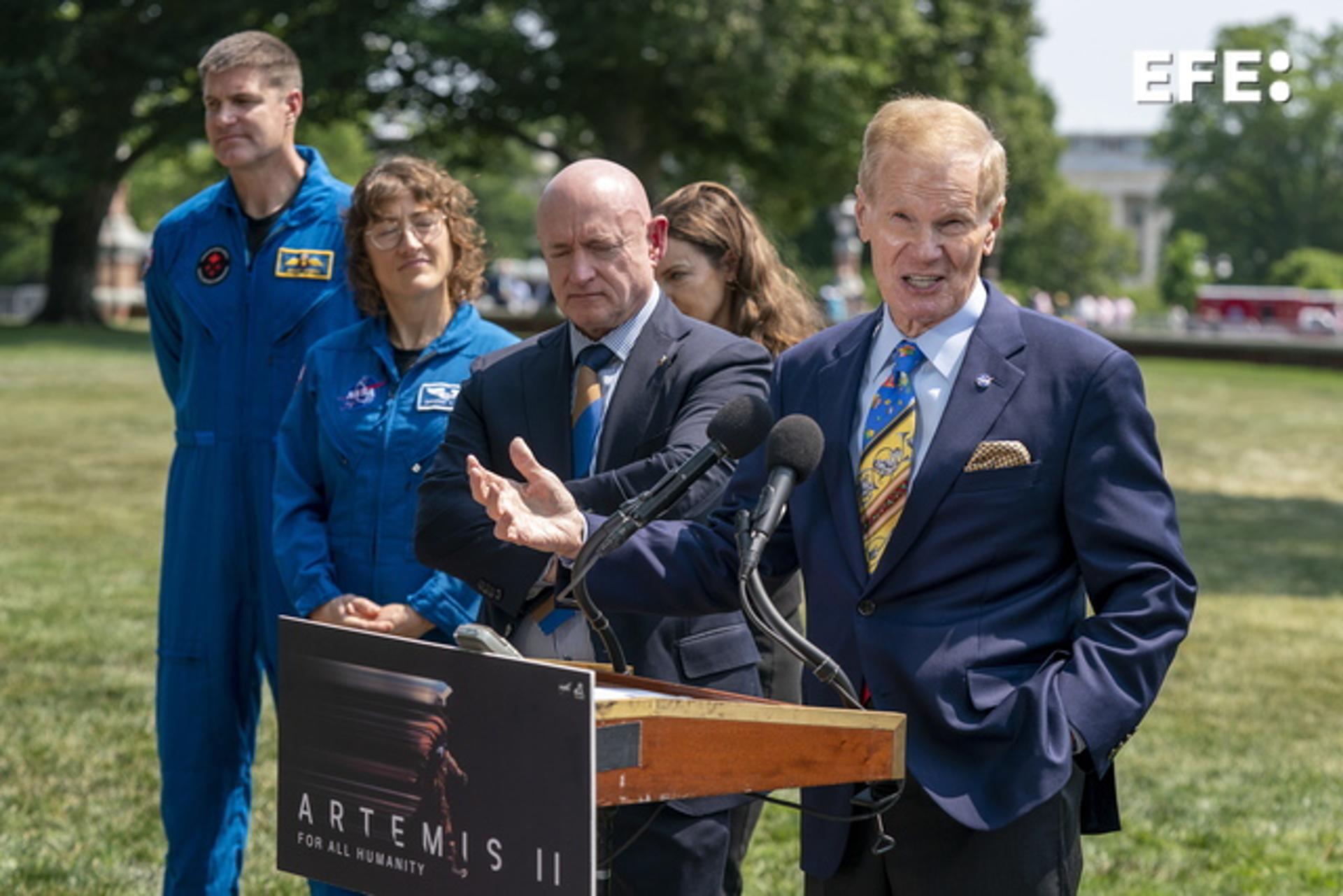 Washington (United States), 18/05/2023.- National Aeronautics and Space Administration (NASA) Administrator Bill Nelson (R), with Democratic Senator from Arizona and former NASA astronaut Mark Kelly (2-R), NASA astronaut Christina Hammock Koch (2-L) and Canadian Space Agency (CSA) astronaut Jeremy Hansen (L), responds to a question from the news media during a NASA press conference on NASA's Artemis II mission to fly around the moon at the US Capitol in Washington, DC, USA, 18 May 2023. EFE/EPA/SHAWN THEW
