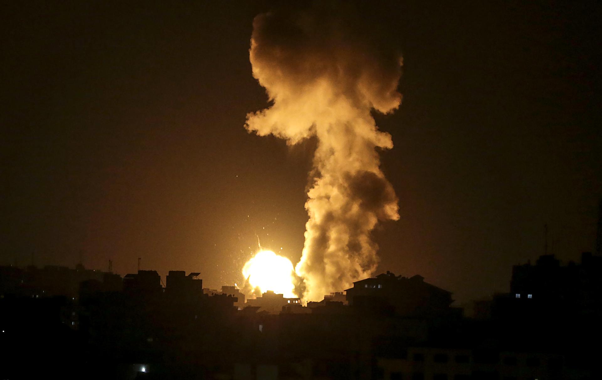Smoke rises after Israeli air strike in the northern Gaza strip, in Gaza City, early 03 May 2023. EFE/EPA/MOHAMMED SABER
