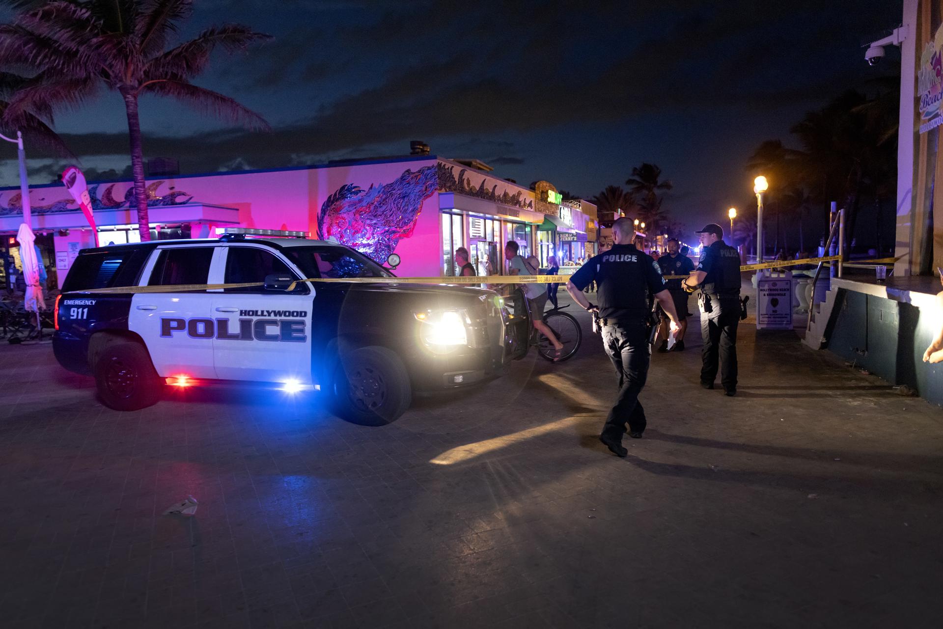Oficiales de Policía cierran el área donde ocurrió un tiroteo en una playa, en Hollywood, Florida (EE.UU.), este 29 de mayo de 2023. EFE/EPA/Cristóbal Herrera-Ulashkevich