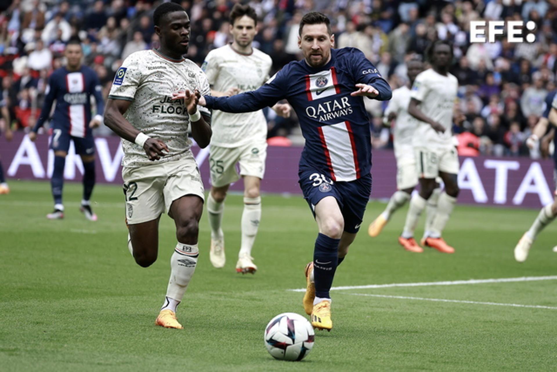 Paris Saint-Germain's Lionel Messi (C) in action against Lorient's Darlin Yongwa during a Ligue 1 match in Paris on 30 April 2023. EFE/EPA/CHRISTOPHE PETIT TESSON
