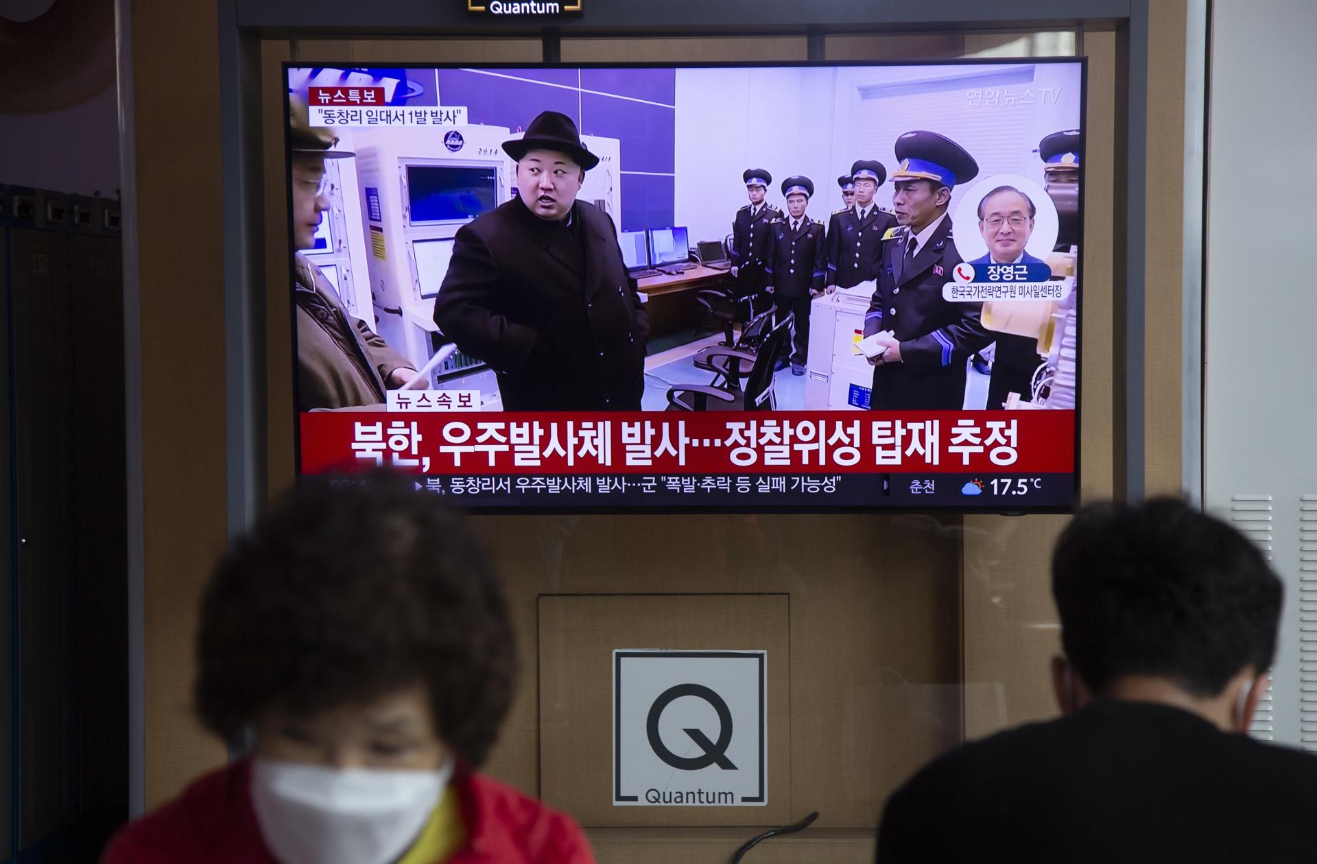 People watch the news at a station in Seoul, South Korea, 31 May 2023. EFE/EPA/JEON HEON-KYUN