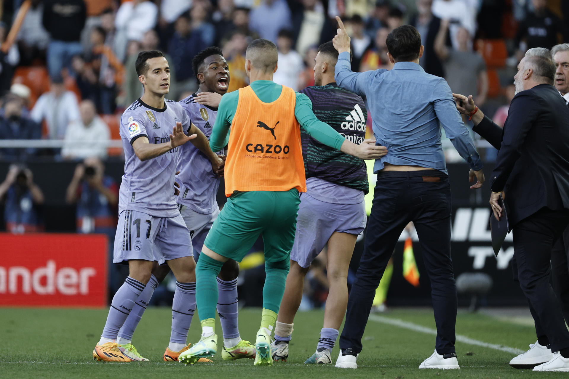 Real Madrid's striker Vinicius Júnior (2-L) argues with Valencia's bench players and coaches during the Spanish LaLiga soccer match between Valencia CF and Real Madrid, in Mestalla, Valencia, Spain, 21 May 2023. EFE/ Kai Forsterling