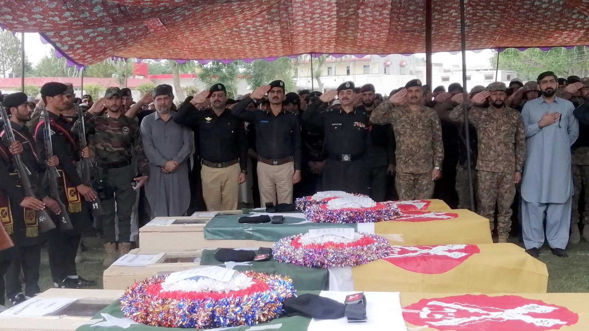 Pakistani security officials attend a funeral of their comrades who were killed while guarding an oil field in Hangu district, in paramilitary headquarters in Thal, Pakistan, 23 May 2023. EFE/EPA/BASIT GILANI