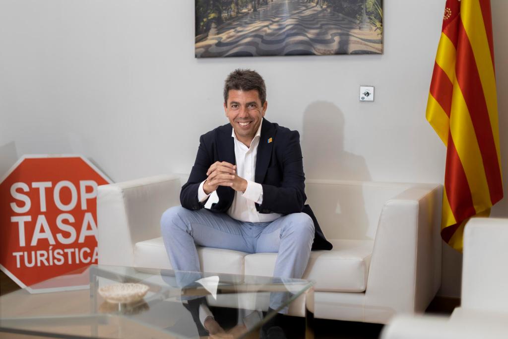 El candidato del PPCV a la presidencia de la Generalitat, Carlos Mazón, durante la entrevista con EFE. EFE/Biel Aliño
