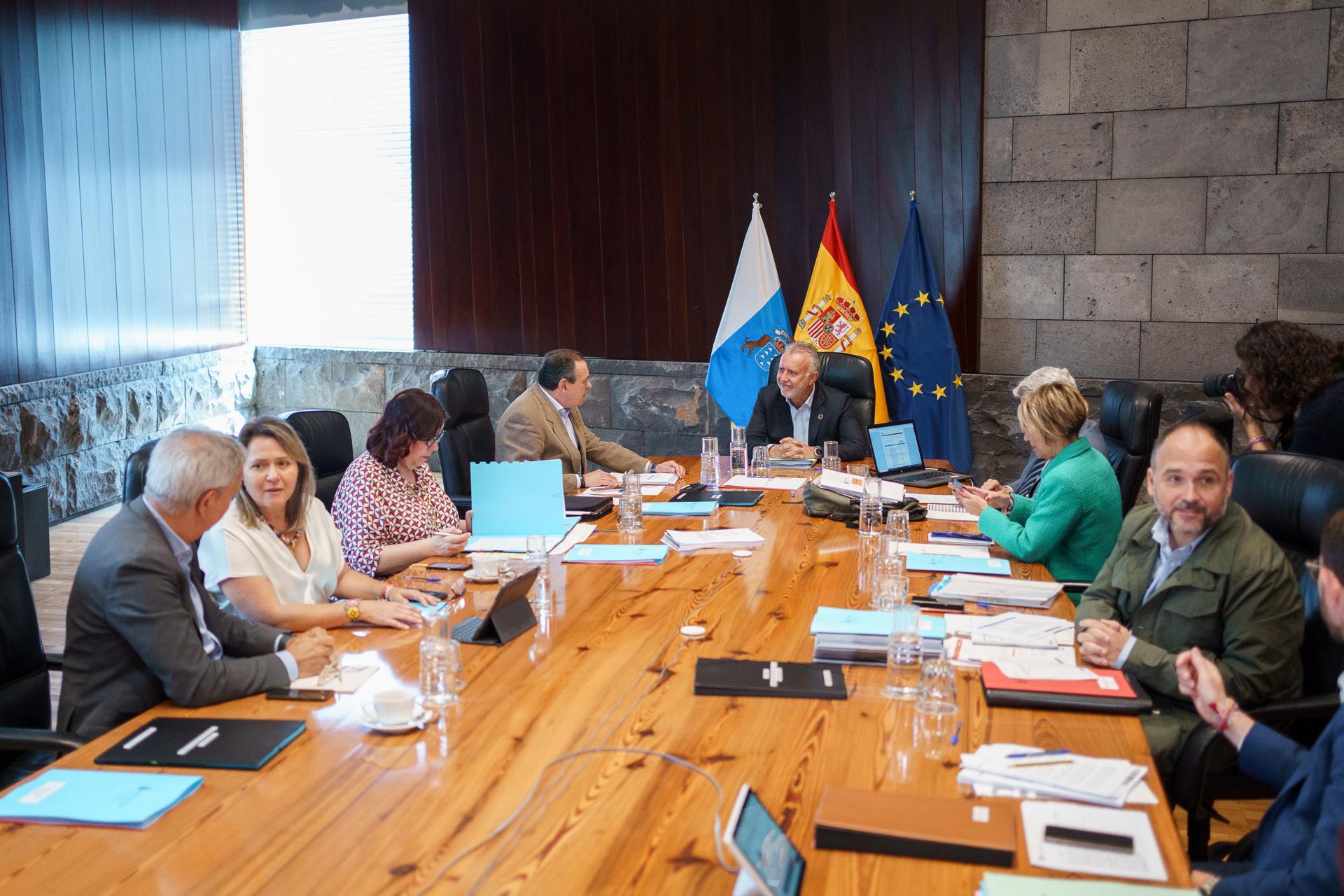 El presidente del Gobierno de Canarias, Ángel Víctor Torres (c), y los consejeros durante la reunión del Consejo de Gobierno, celebrado este jueves en Santa Cruz de Tenerife. EFE/Ramón de la Rocha