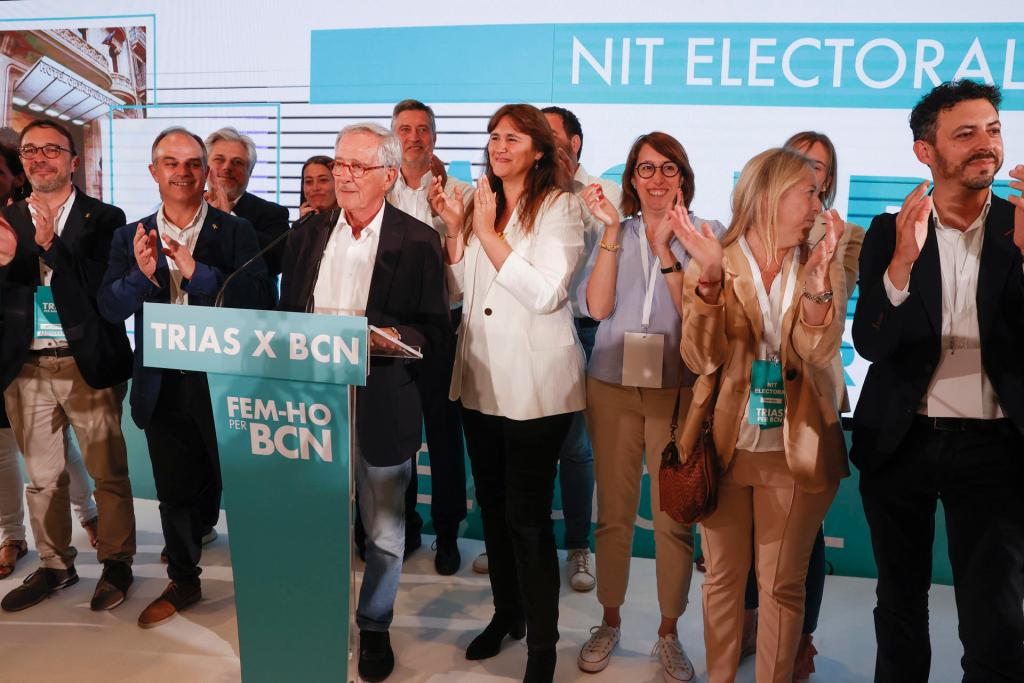 El exalcalde Xavier Trias (3i), que lidera la candidatura de Junts en Barcelona, valora los resultados de las municipales en la capital catalana, en la que se impone con 11 concejales, uno más que el PSC de Jaume Collboni, que se queda con diez, con el 98,07 % de los votos escrutados.
