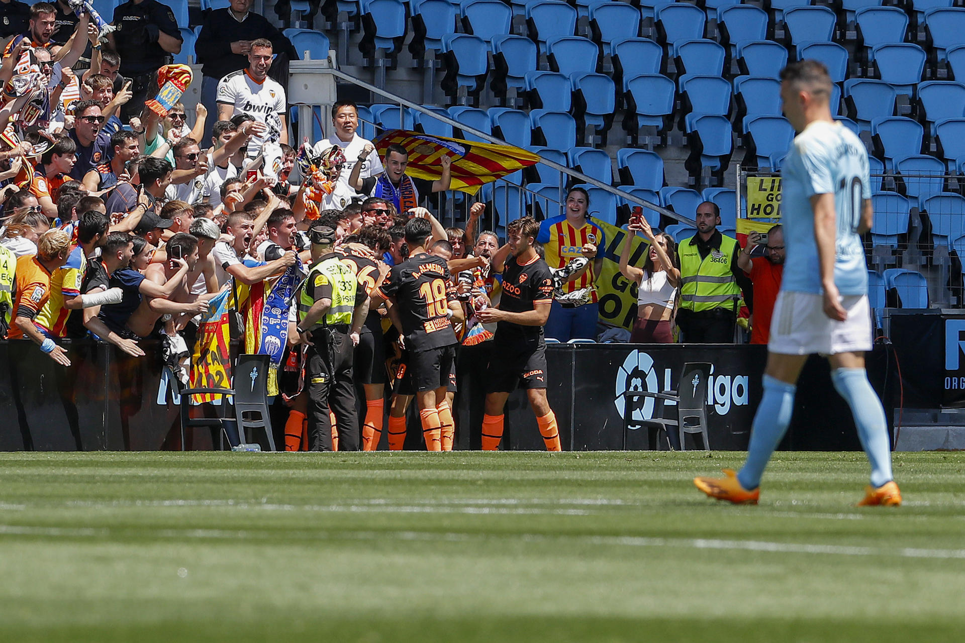 Los jugadores del Valencia celebran su primer gol durante el partido de LaLiga Santander Celta-Valencia celebrado en el estadio de Balaídos en Vigo este domingo. EFE / Salvador Sas