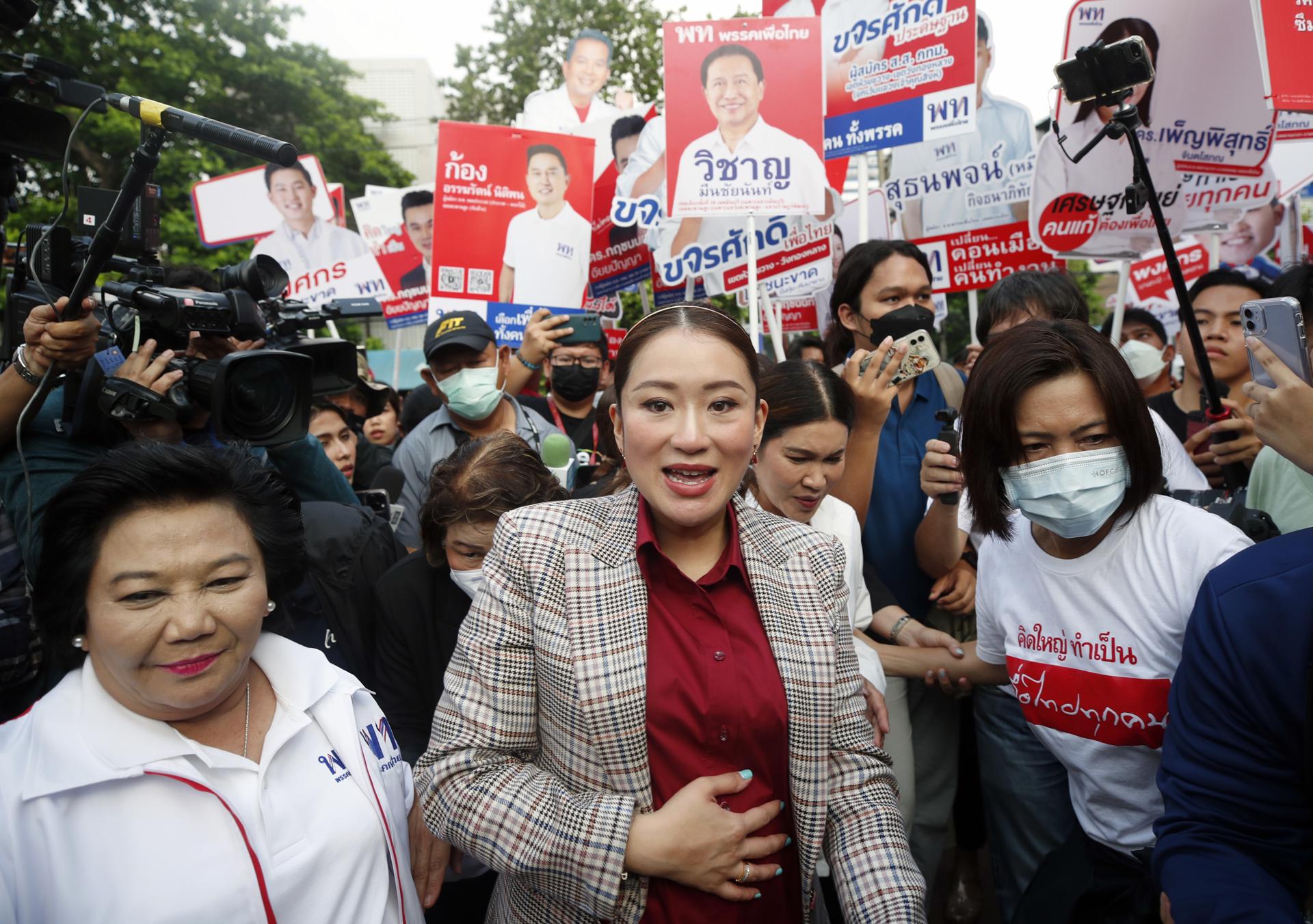 Youngest daughter of exiled former deposed Thai leader Thaksin Shinawatra and Pheu Thai Party's key figure, who is expected to be nominated as prime minister candidate Paetongtarn Shinawatra leads the party's candidates to the constituency candidates registration in Bangkok, Thailand, 03 April 2023. EFE-EPA FILE/RUNGROJ YONGRIT
