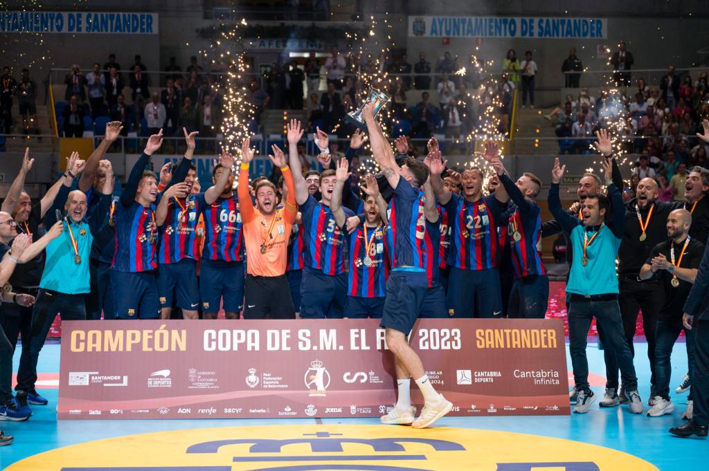 The Barça players celebrate the victory over Logroño La Rioja, after winning the final of the 58th edition of the Copa del Rey de Balonmano, which was played this Sunday in Santander.-EFE/Pedro Puente Hoyos